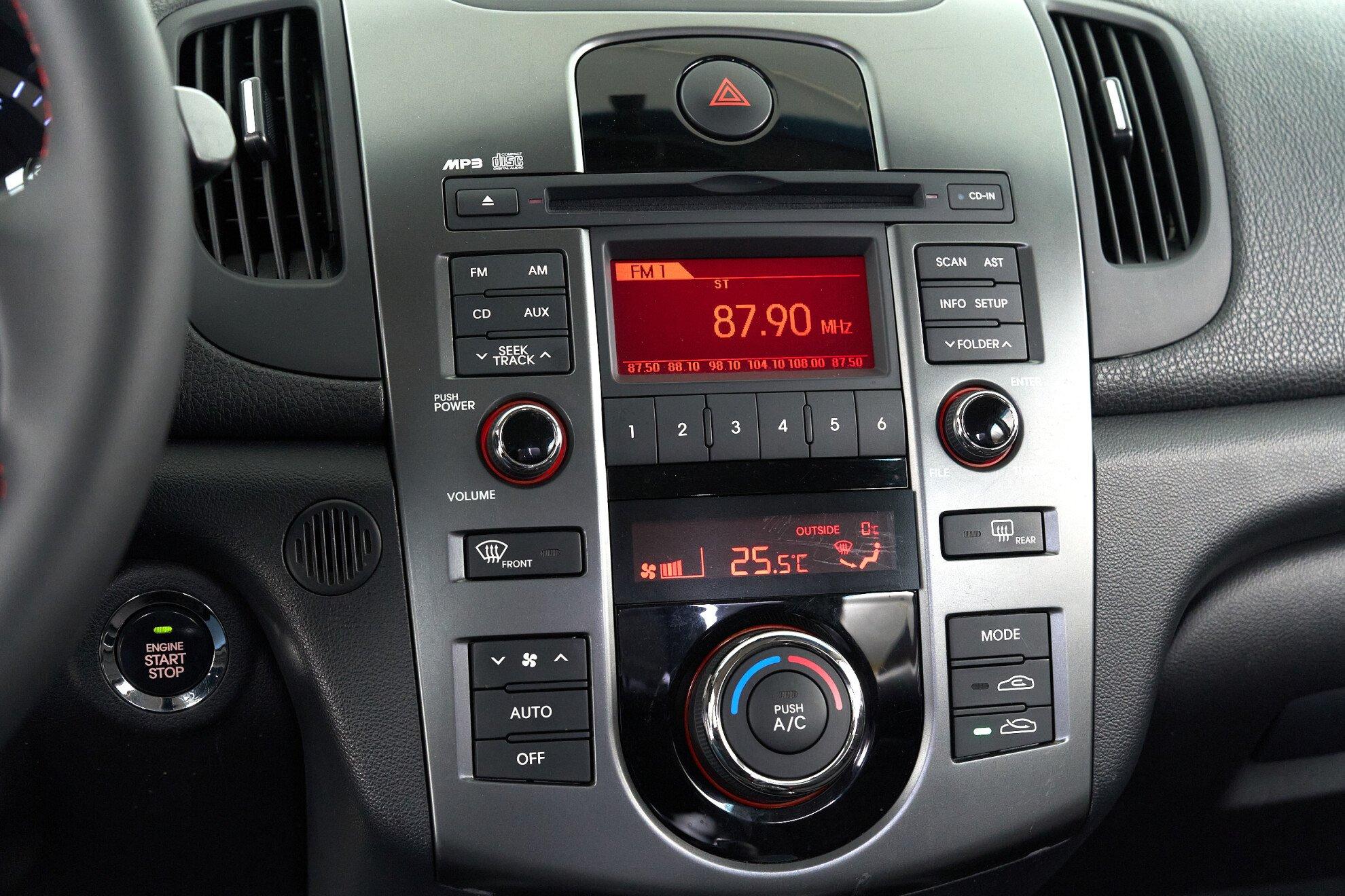 Kia Cerato 2011, красный