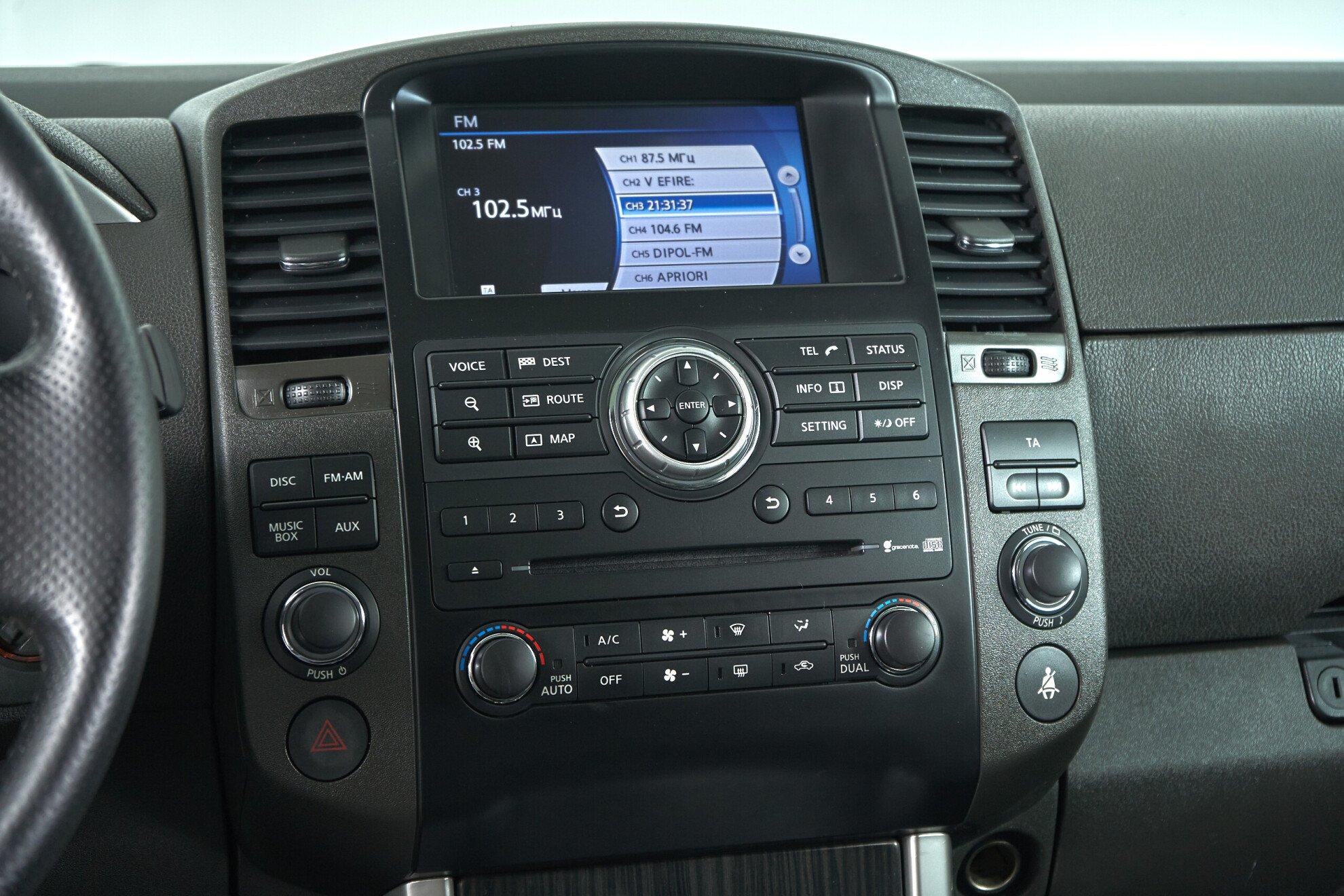 Nissan Pathfinder 2011, белый