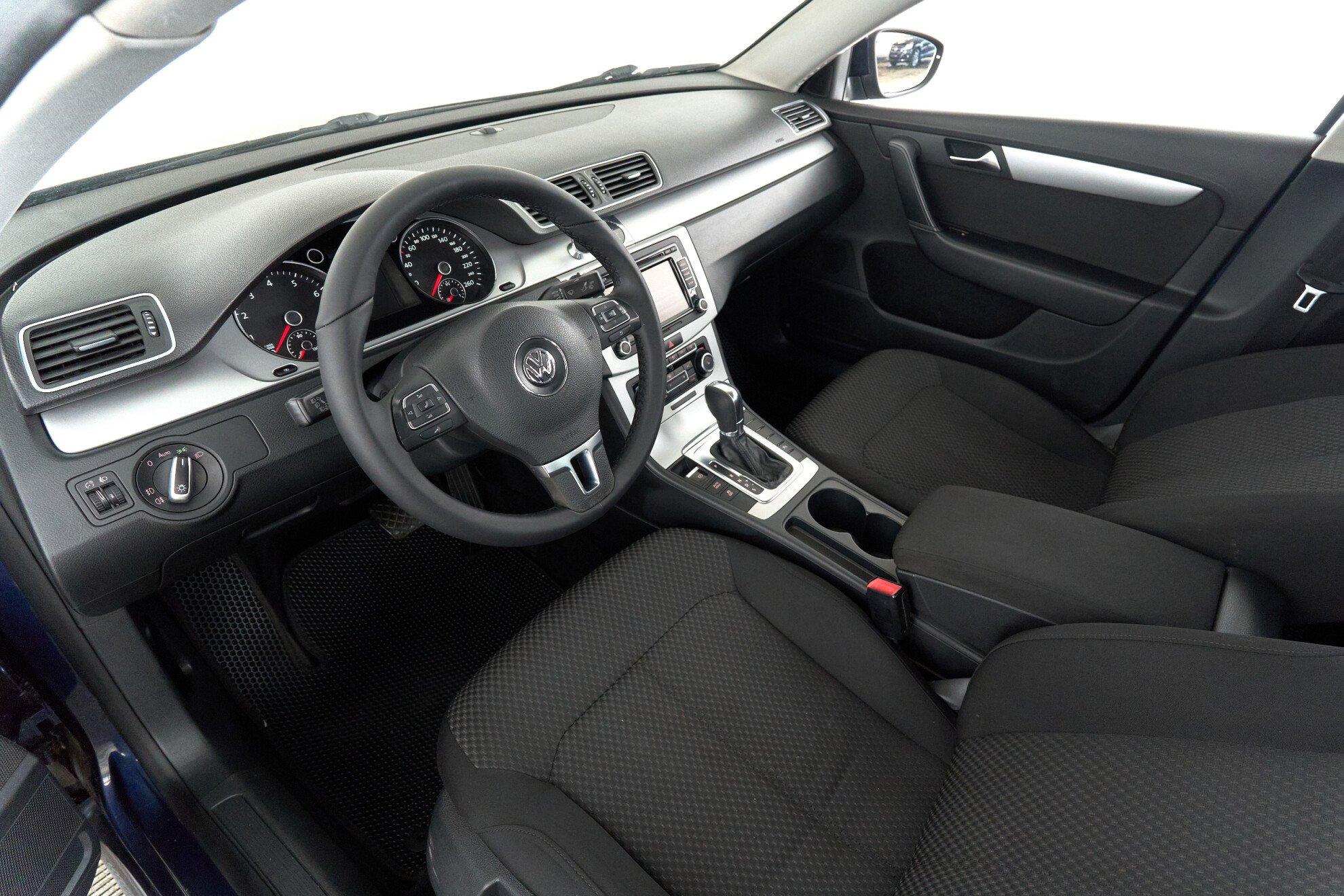 Volkswagen Passat 2011, синий