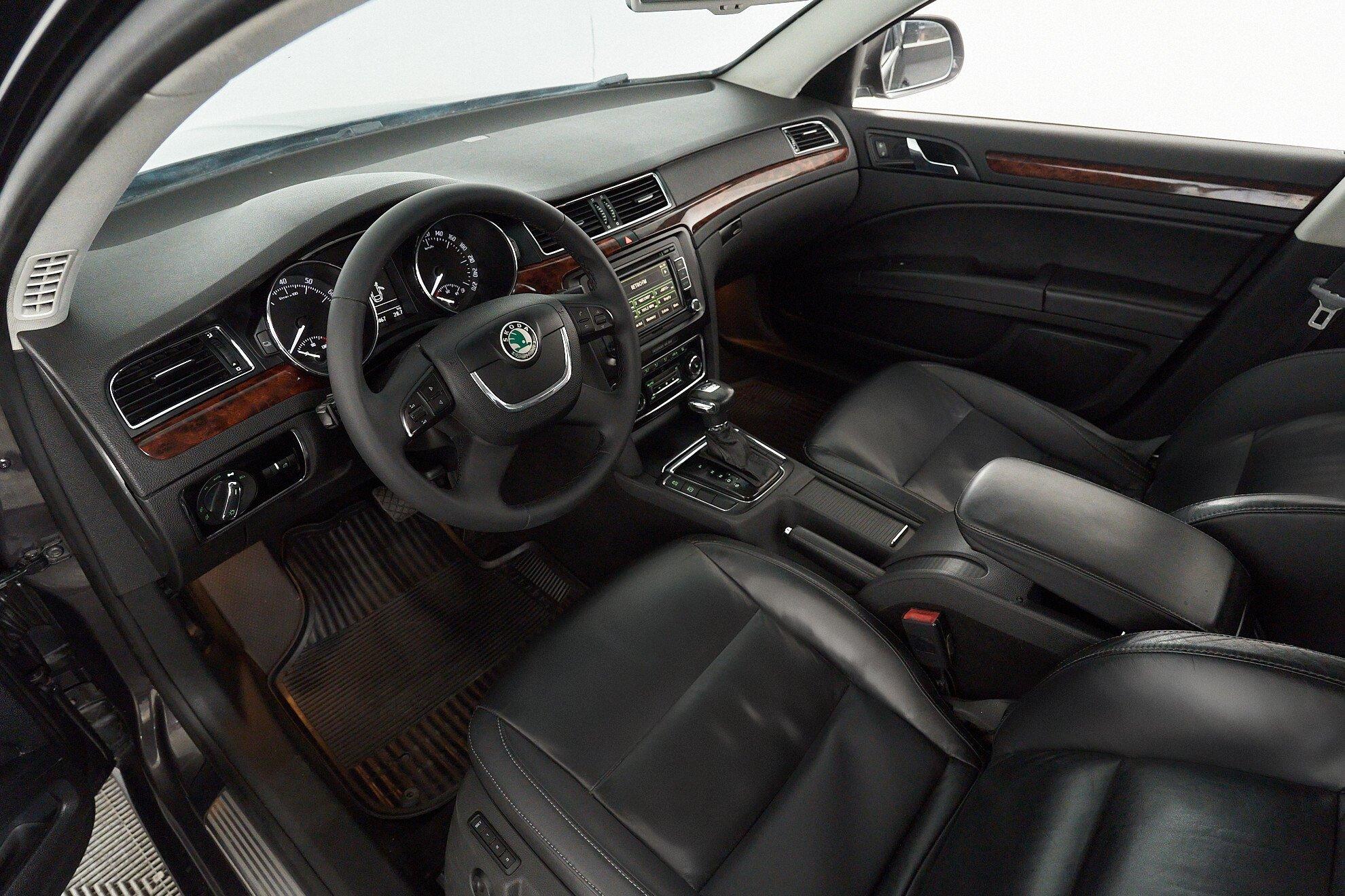 Skoda Superb 2011, коричневый