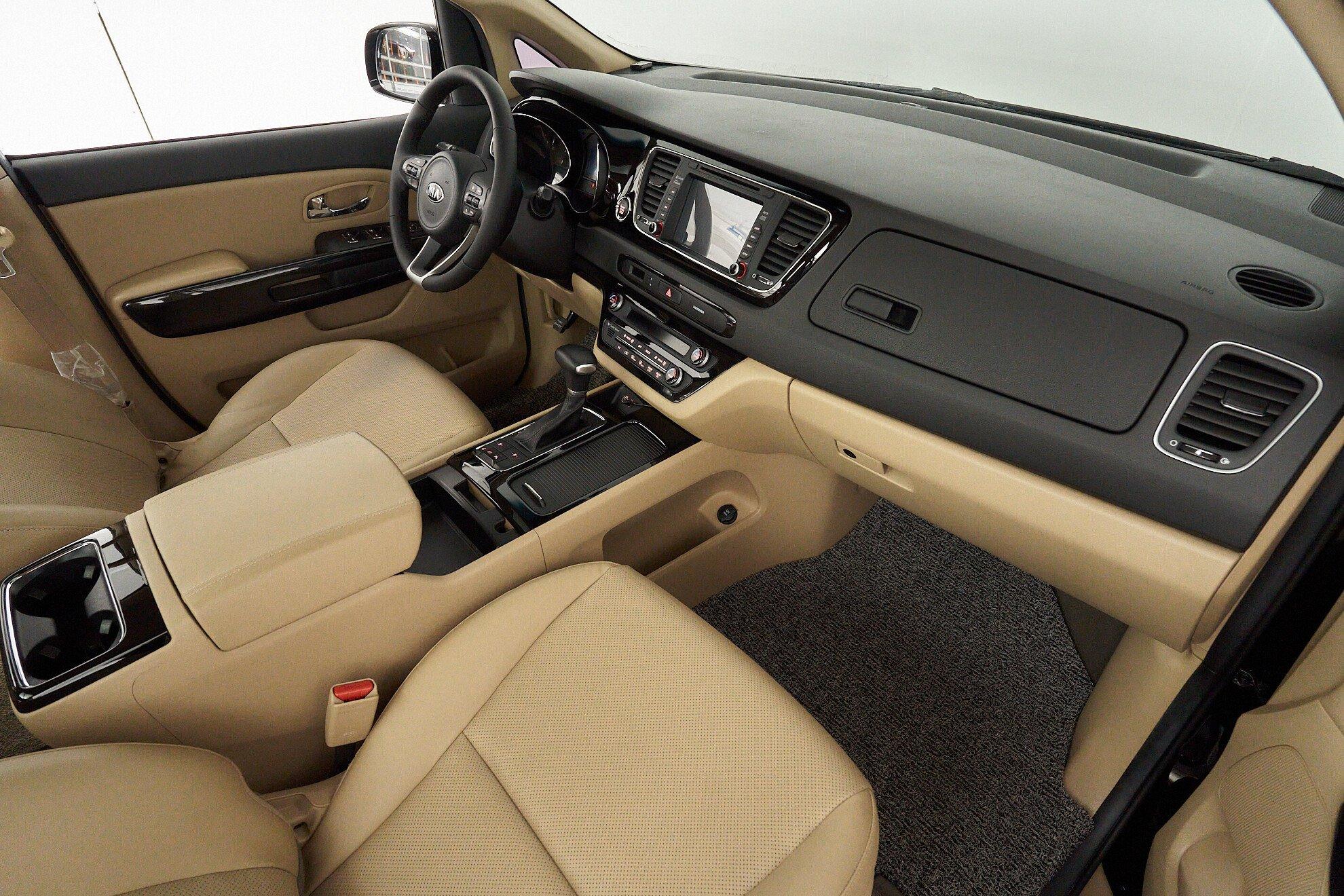 Kia Carnival 2019, черный