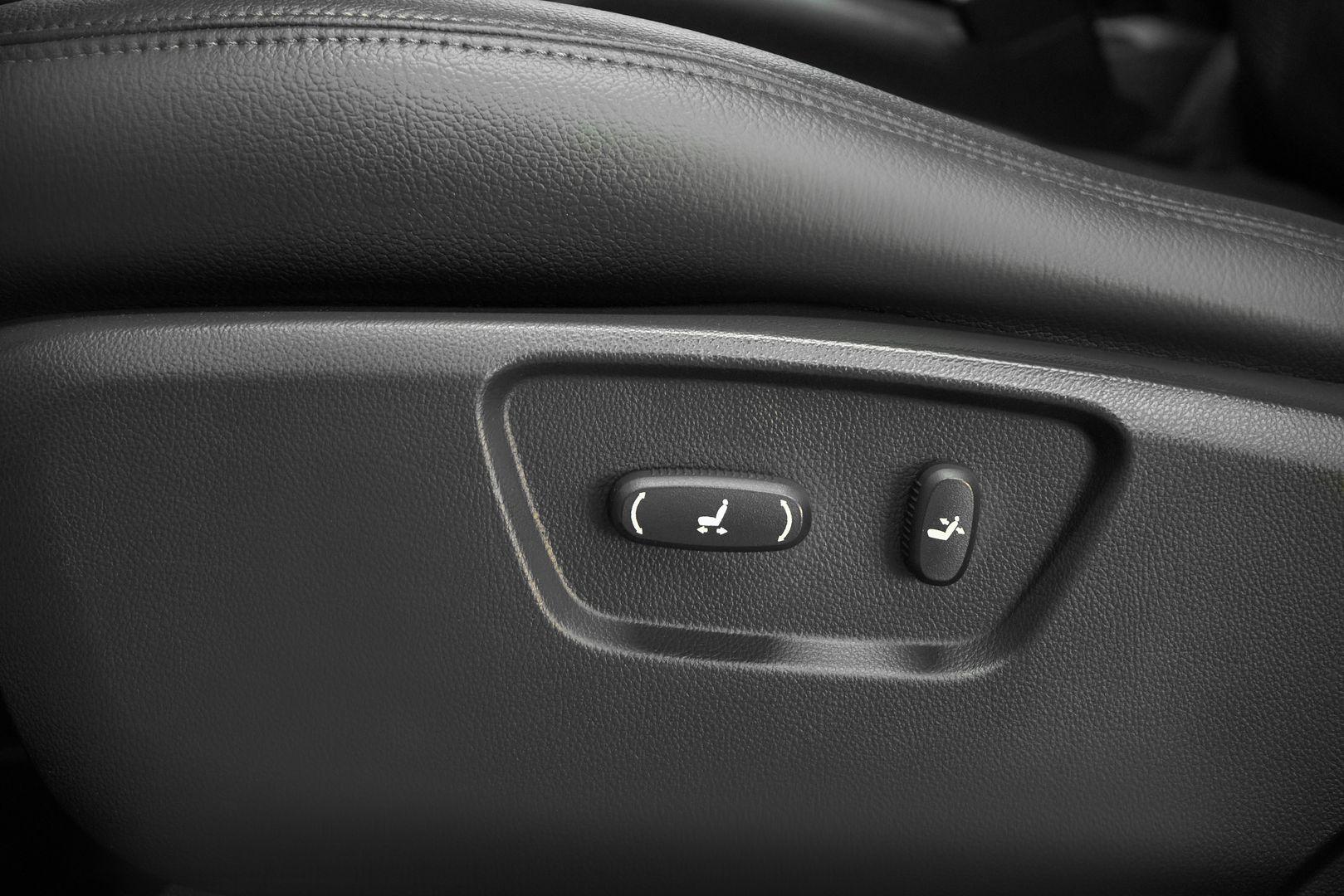 Chevrolet Captiva 2012, белый