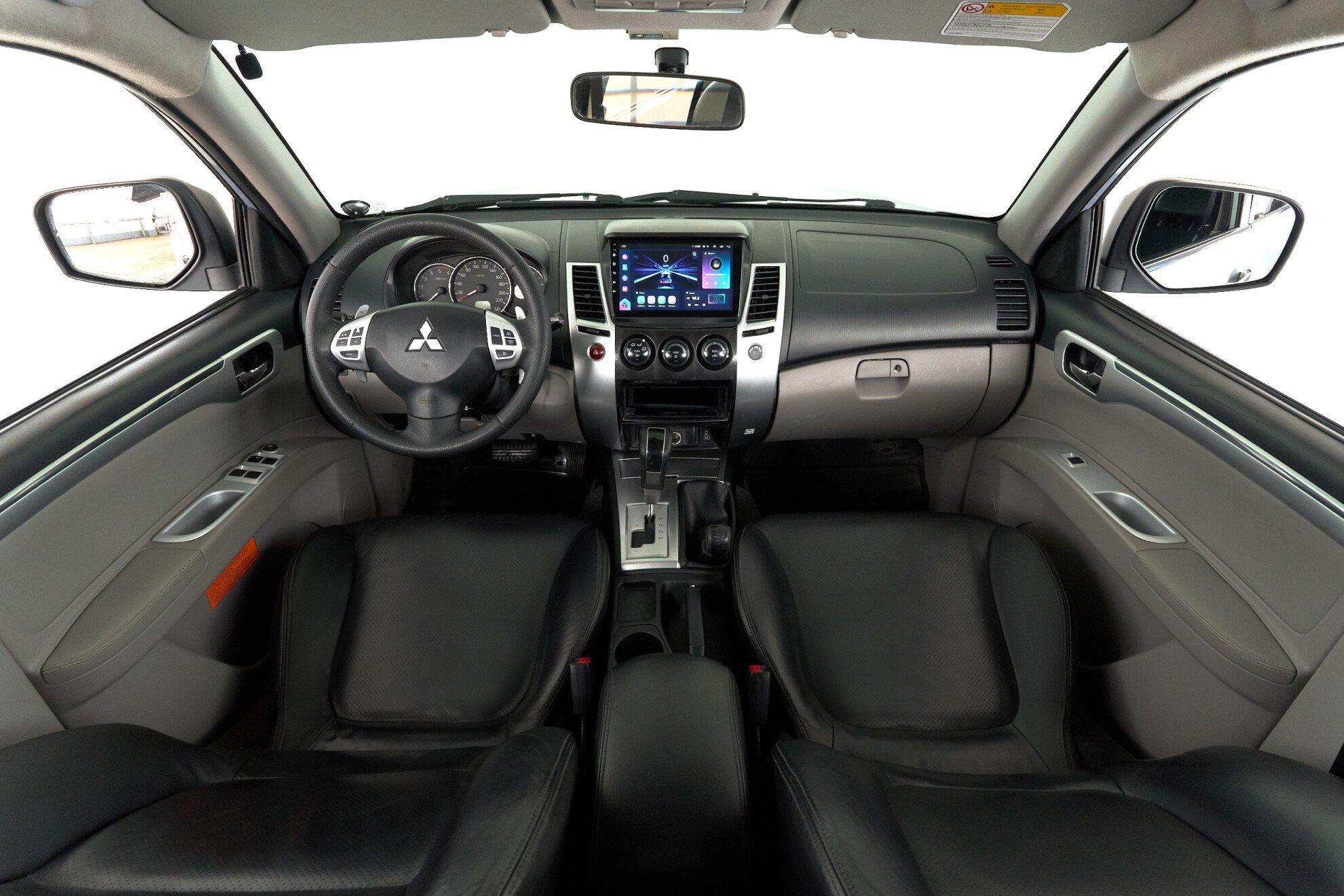 Mitsubishi Pajero Sport 2010, серебряный