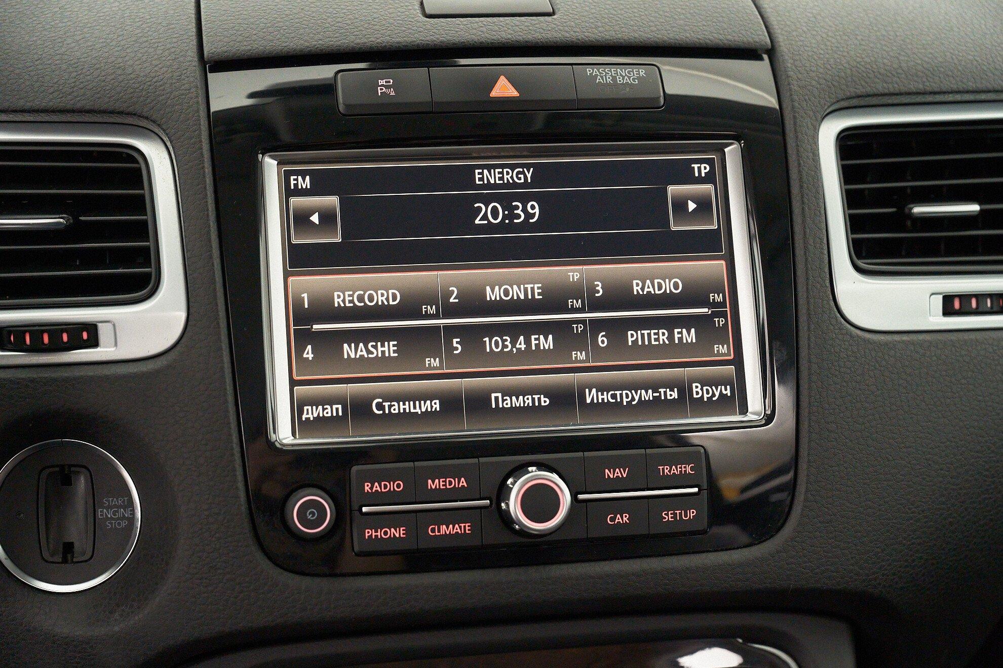 Volkswagen Touareg 2011, серебряный