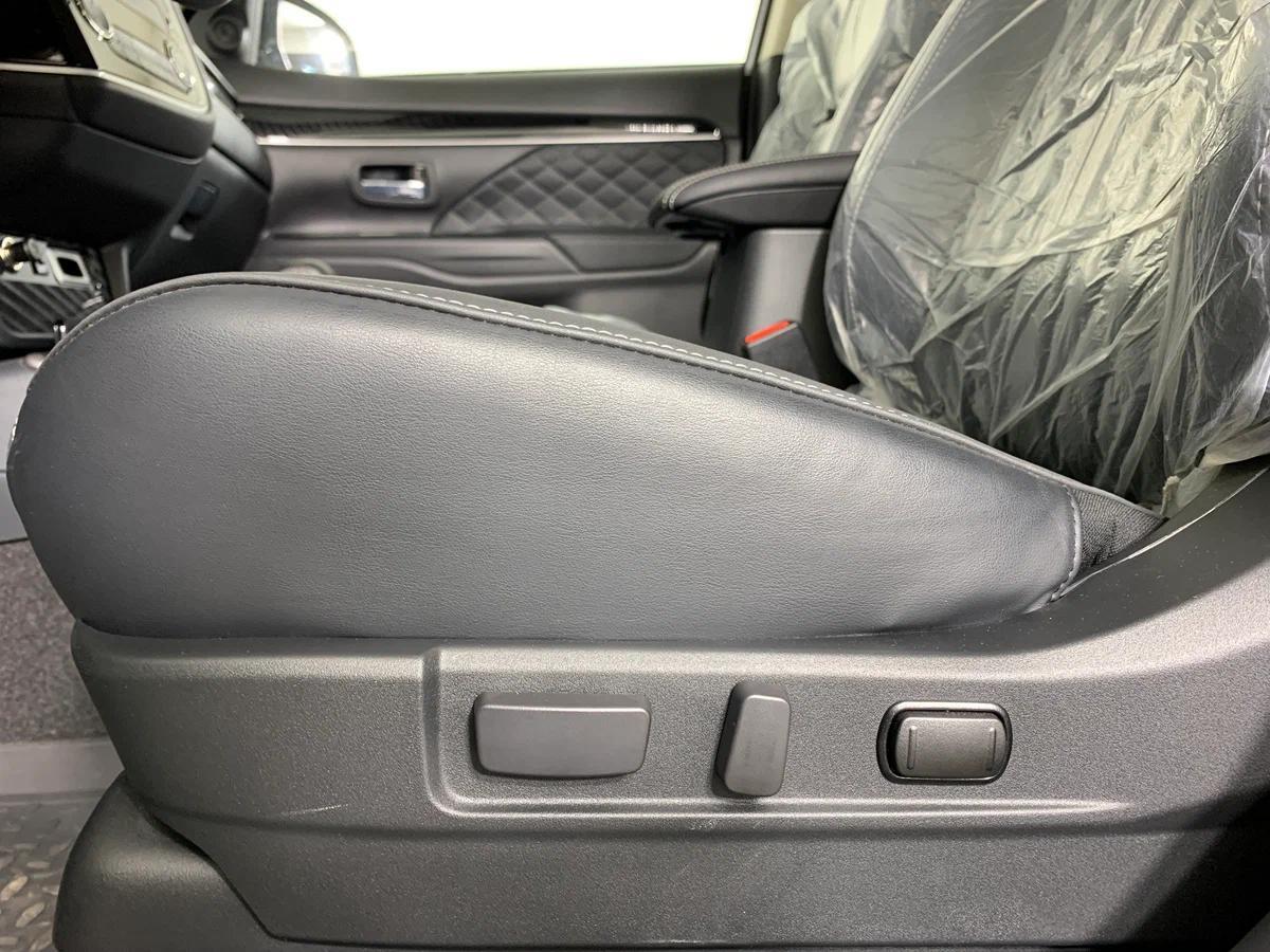 Mitsubishi Outlander 2022, белый
