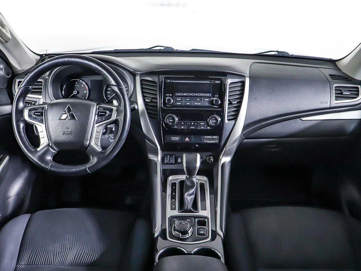 Mitsubishi Pajero Sport 2018, черный
