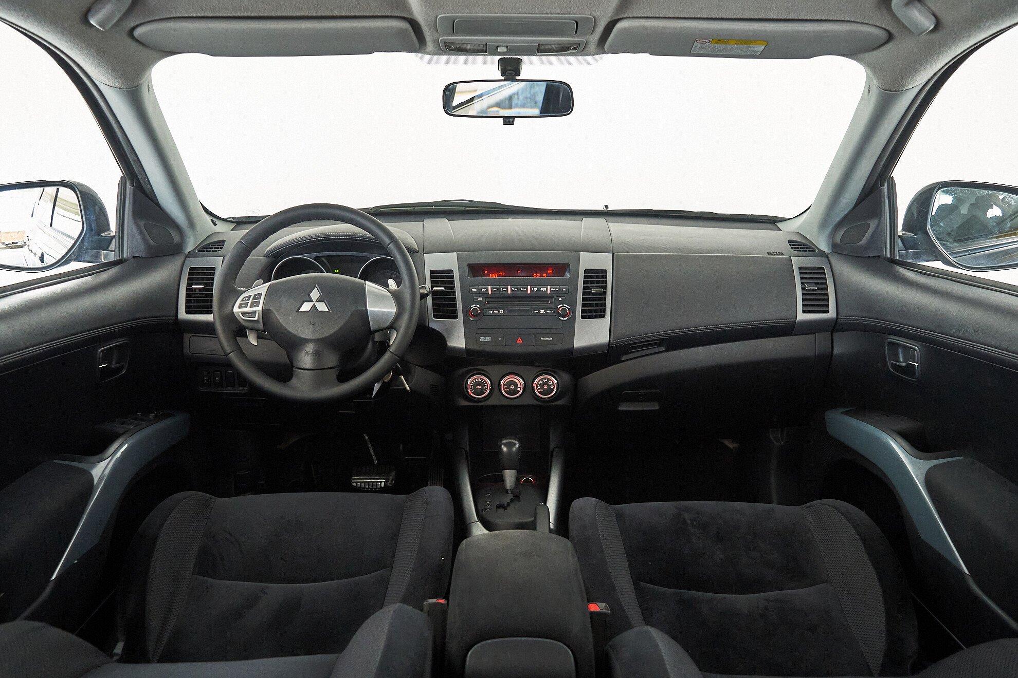Mitsubishi Outlander 2011, серый