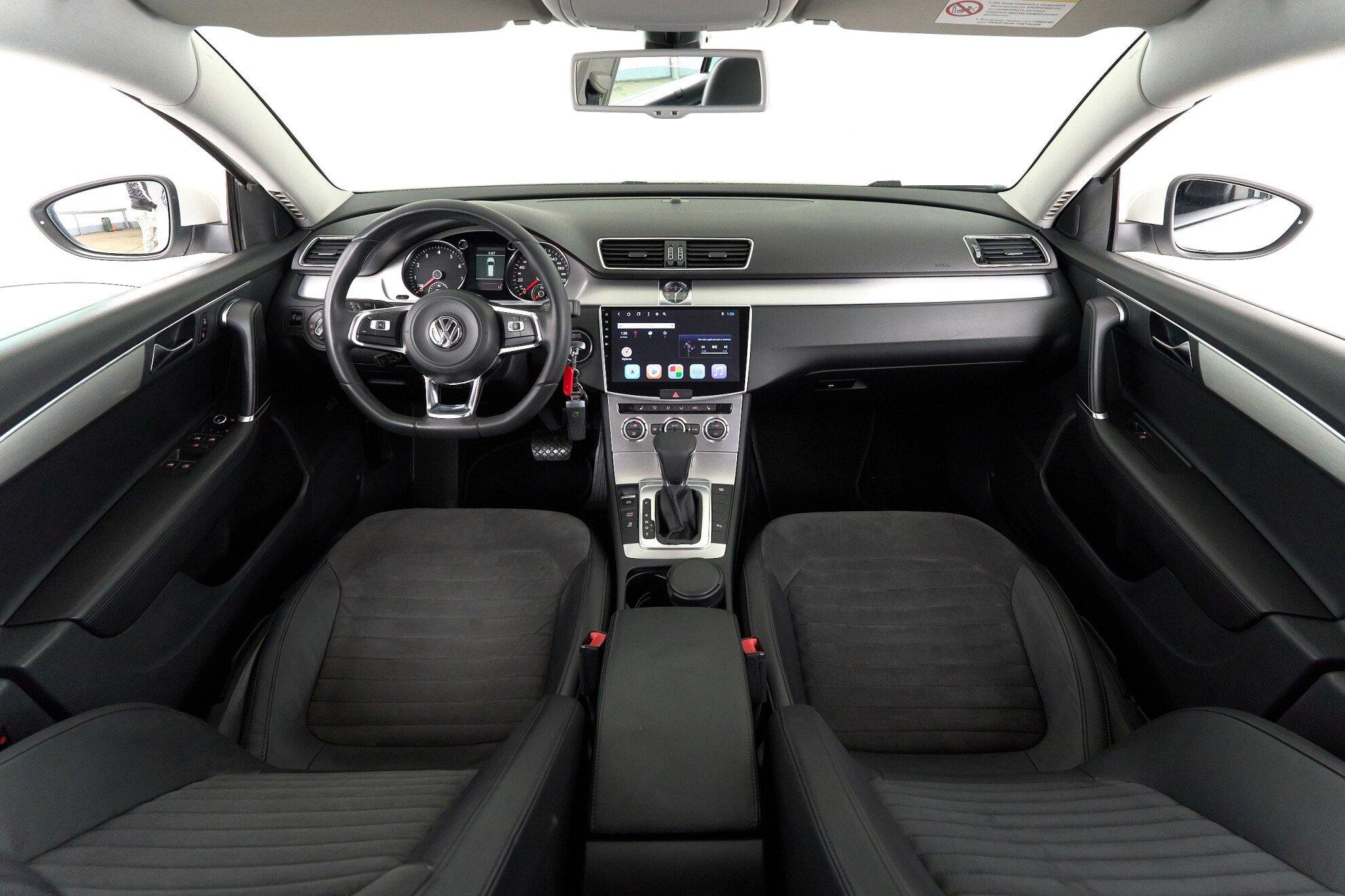 Volkswagen Passat 2011, белый