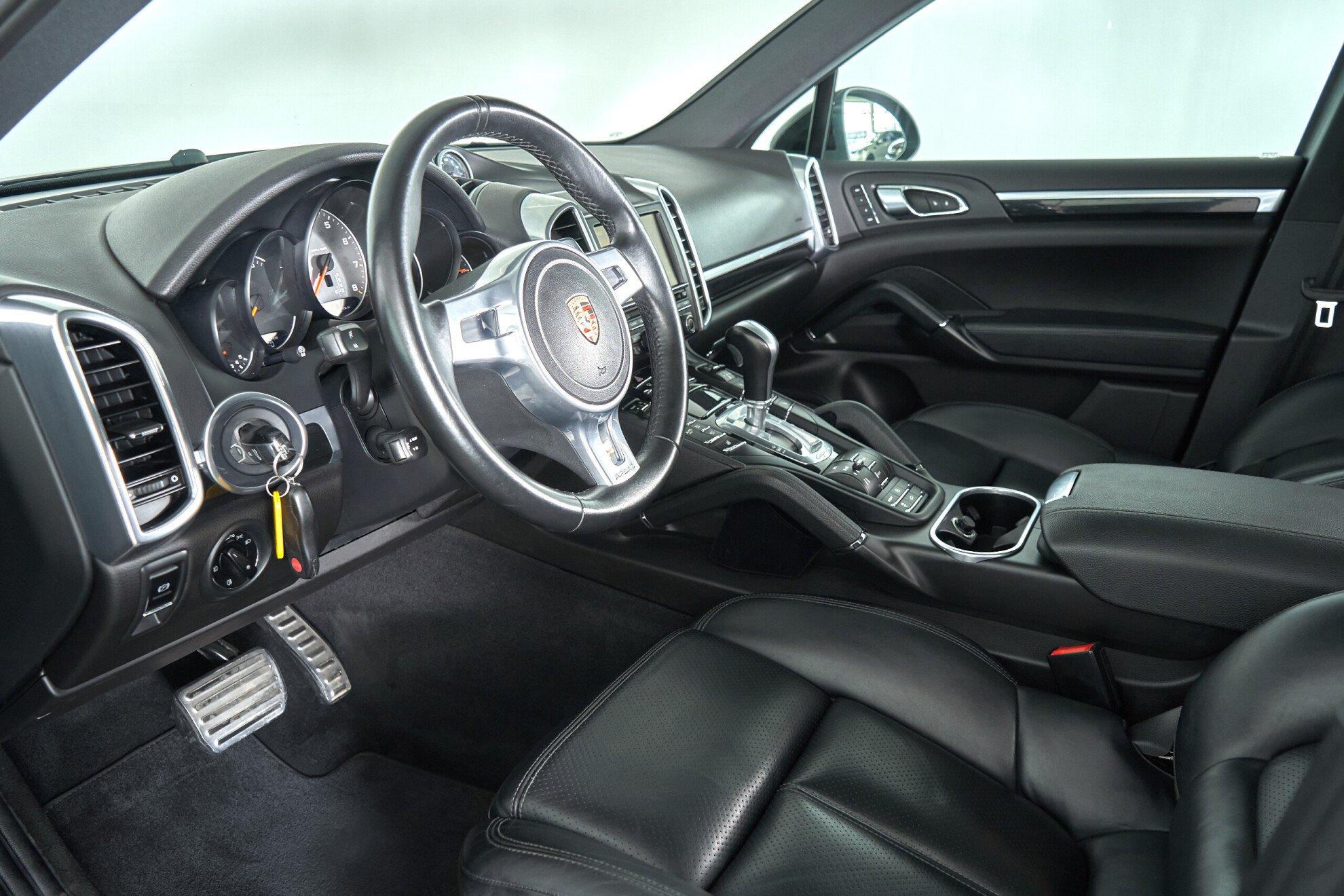 Porsche Cayenne 2012, черный
