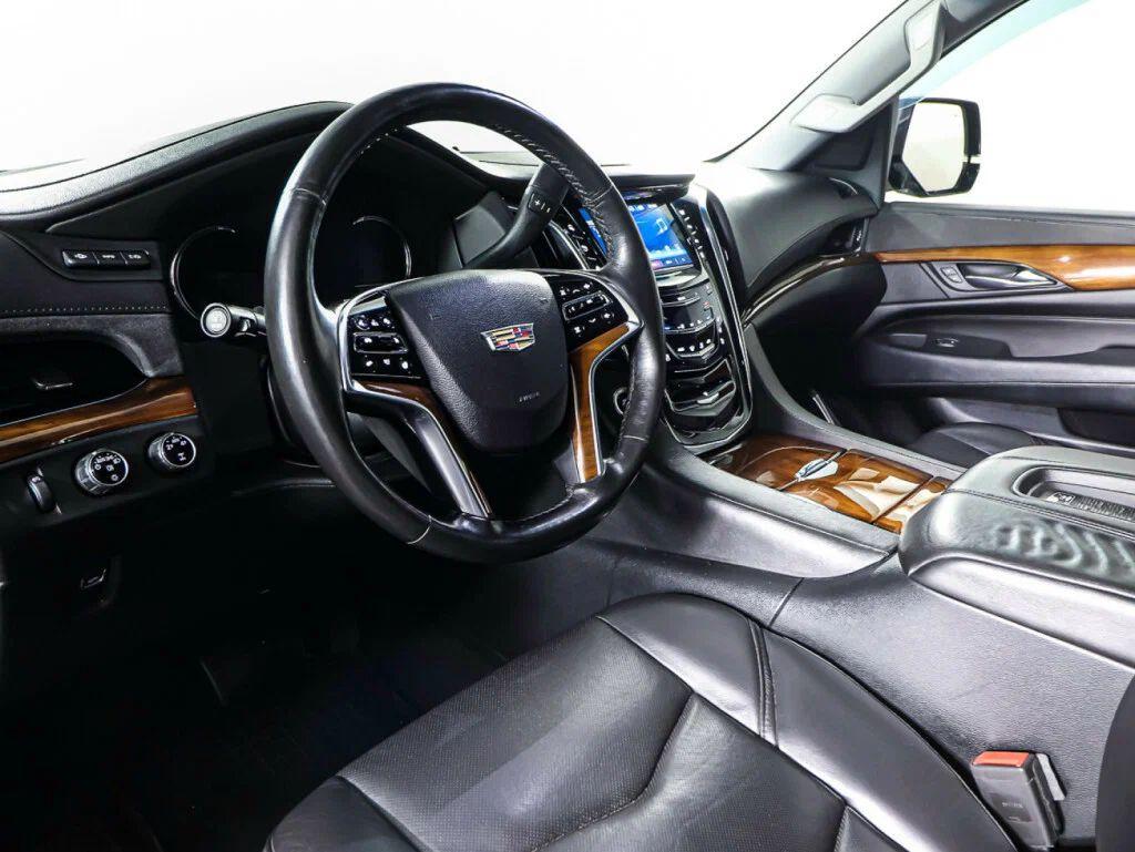 Cadillac Escalade 2018, серый