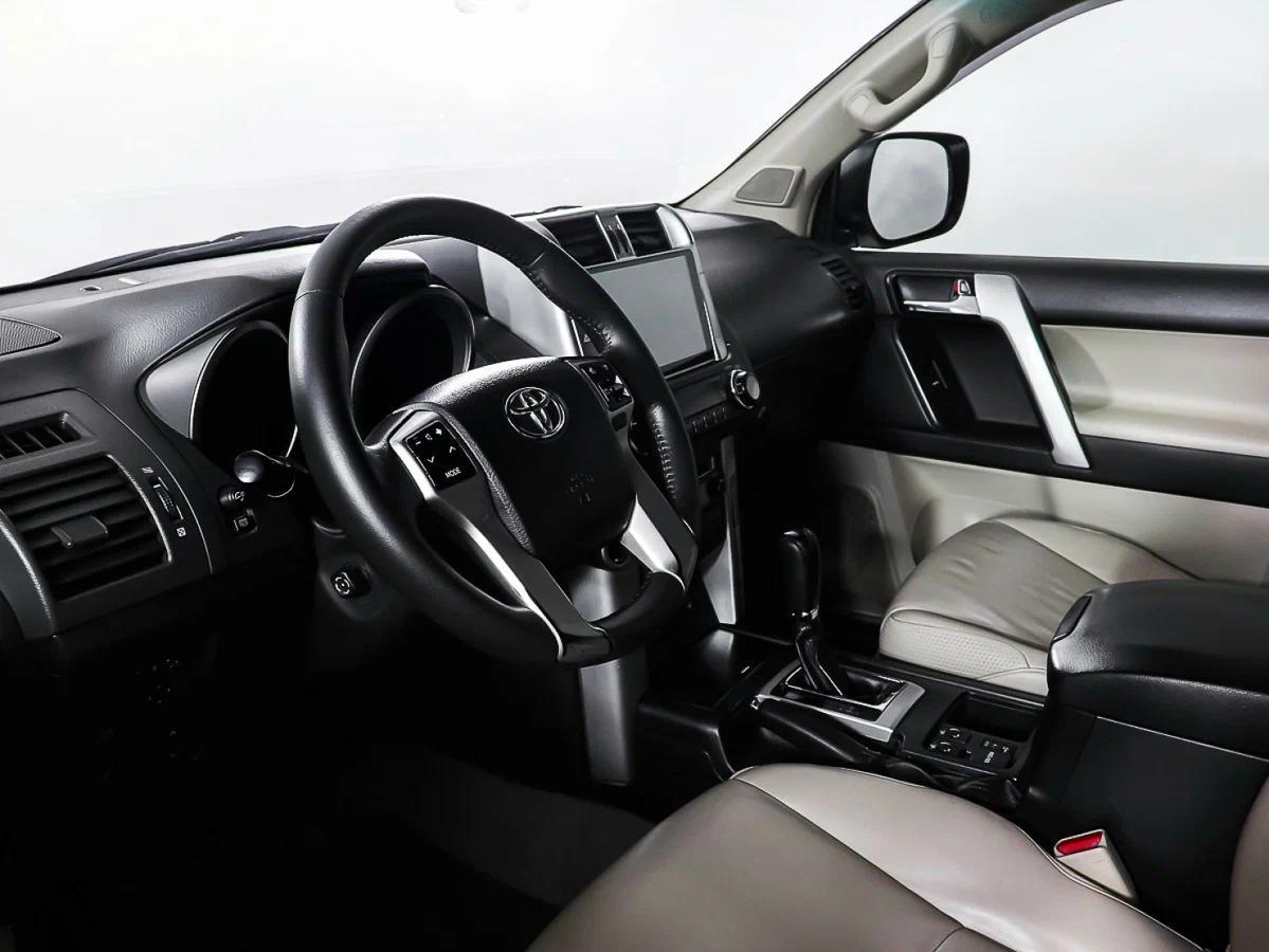 Toyota Land Cruiser Prado 2010, белый