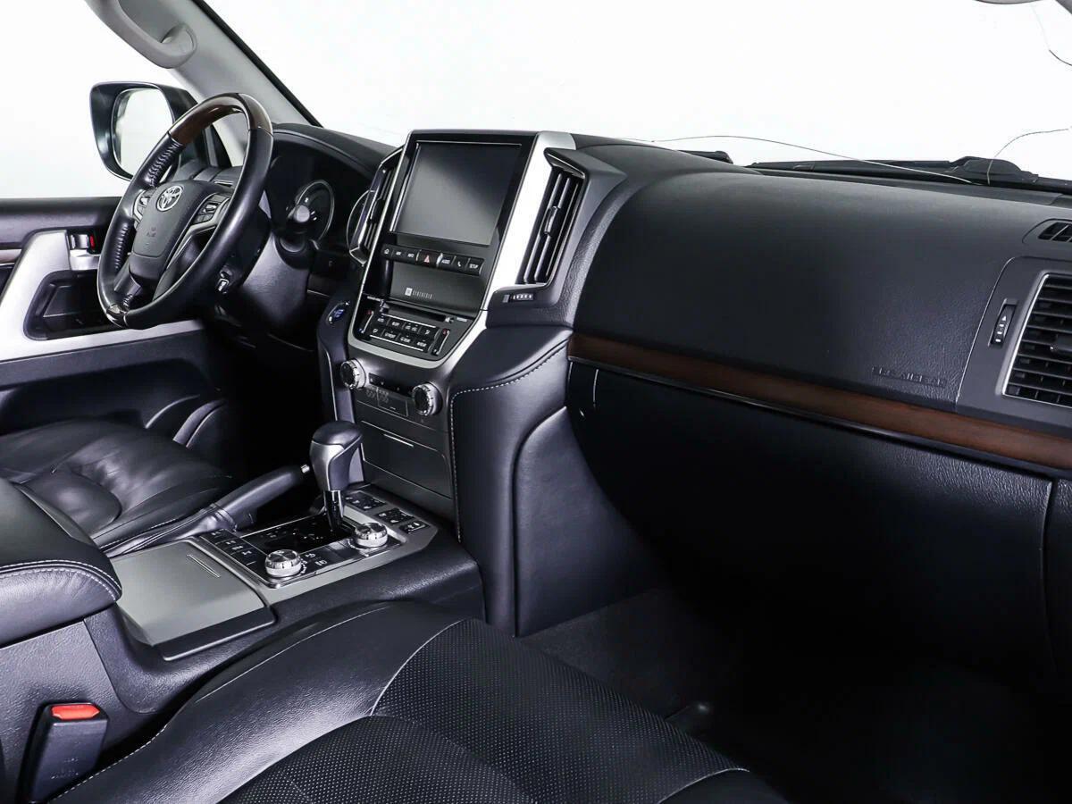 Toyota Land Cruiser 2019, белый