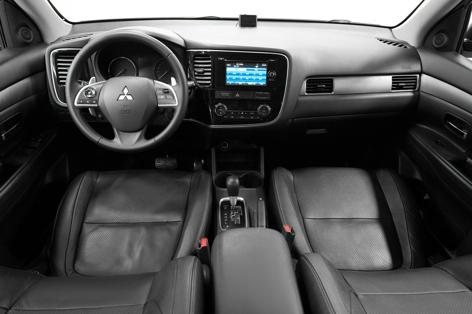 Mitsubishi Outlander 2013, белый