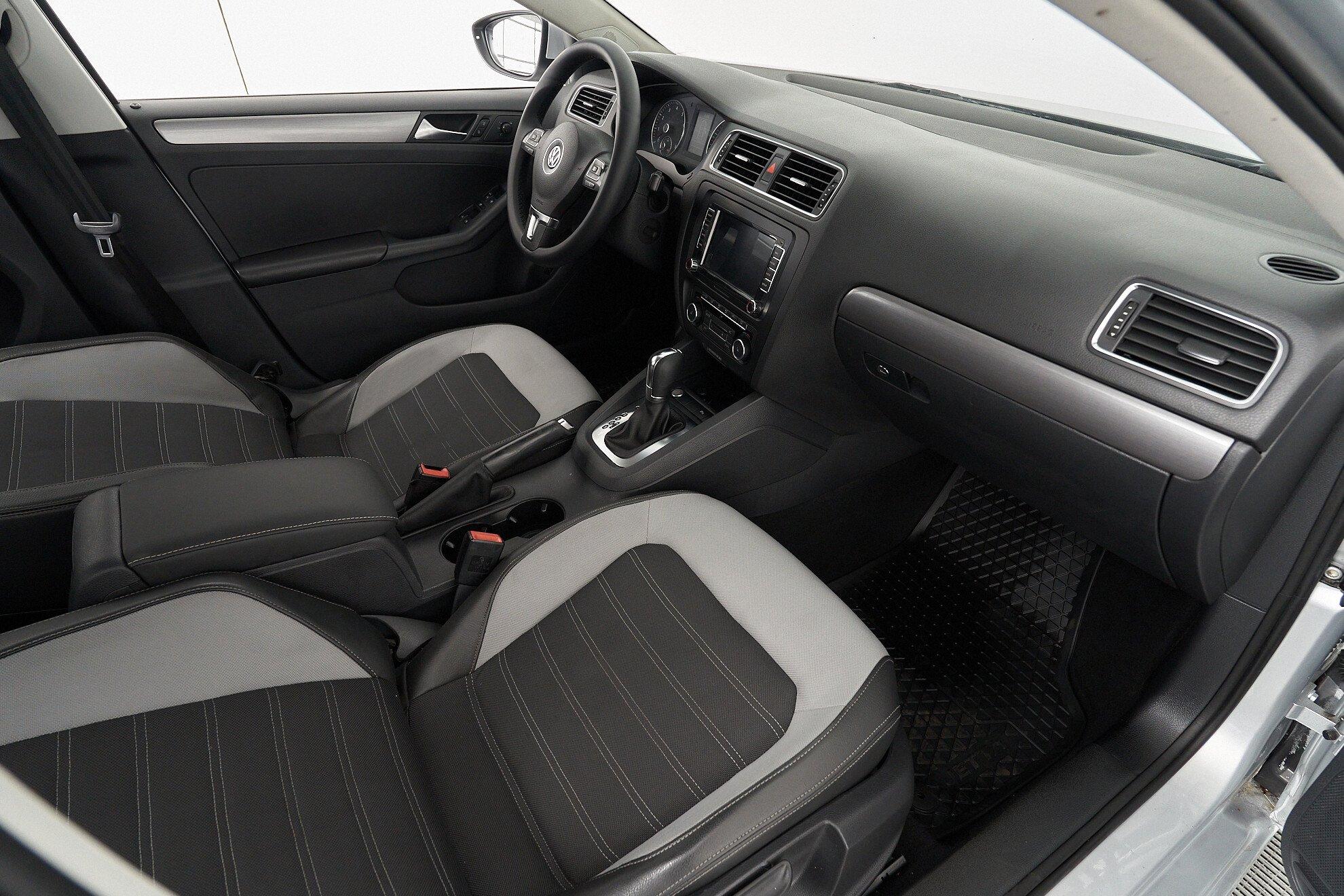 Volkswagen Jetta 2011, серебряный