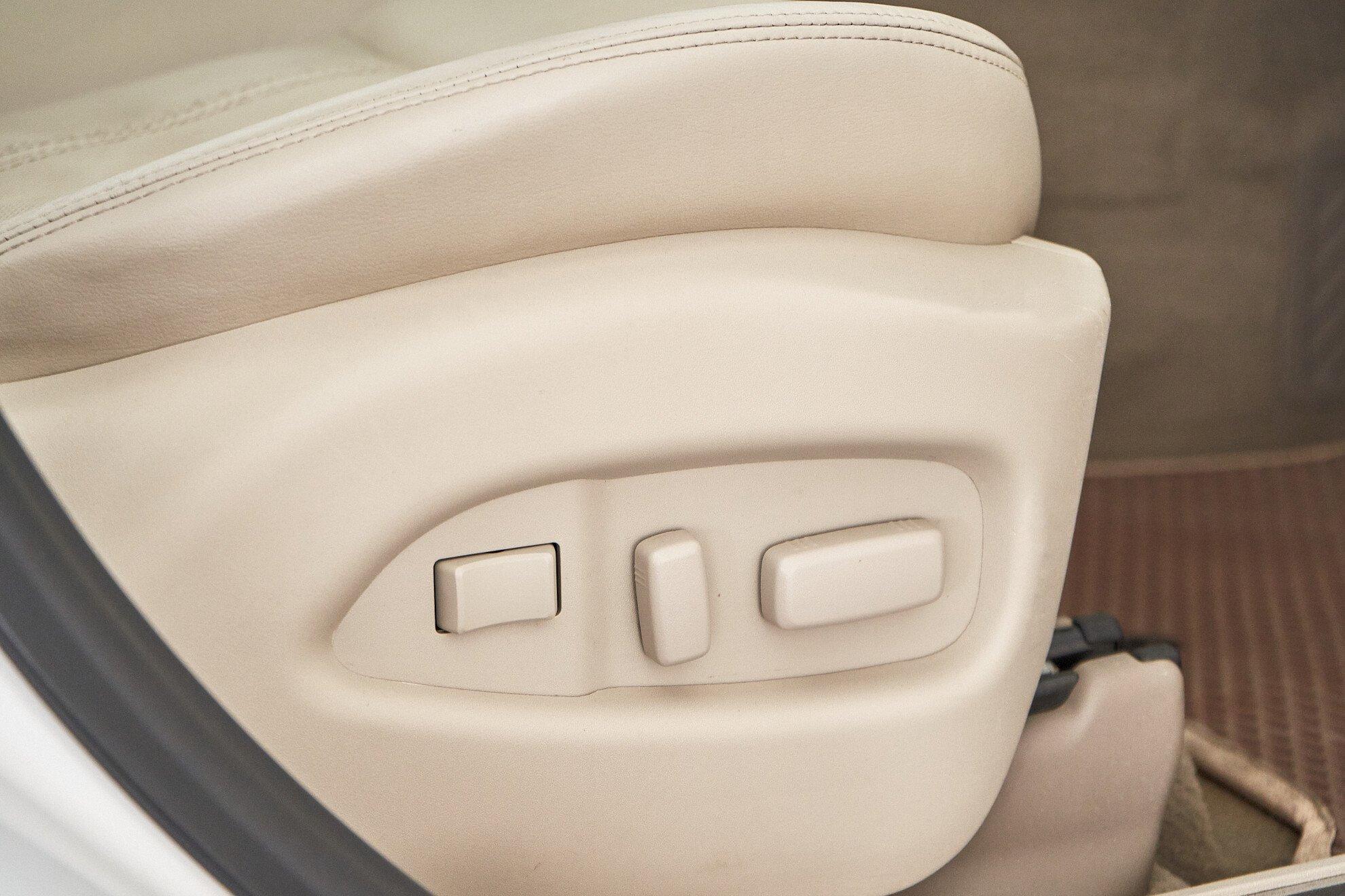 Cadillac SRX 2011, белый