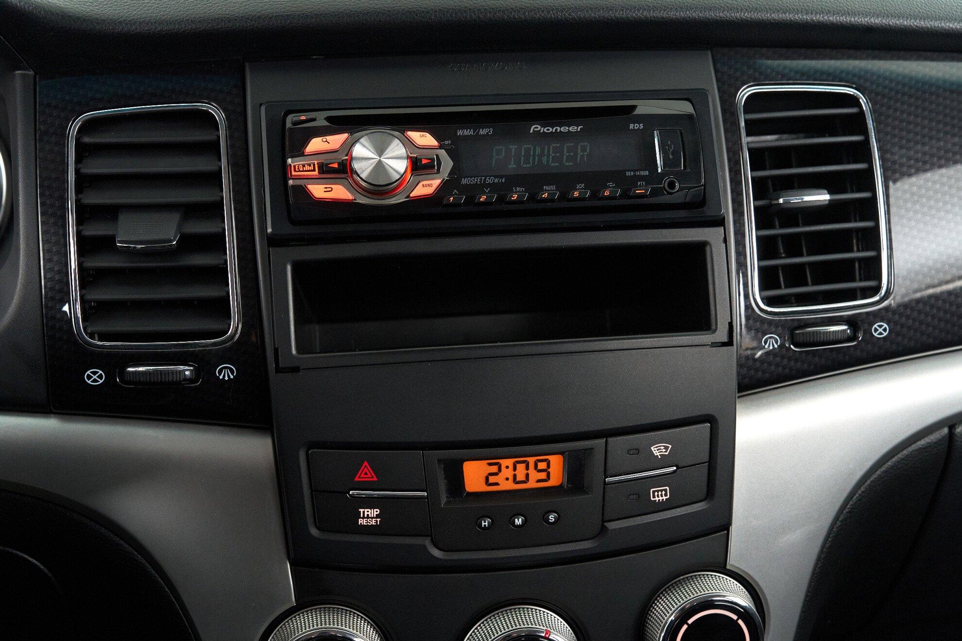 SsangYong Actyon 2012, серебряный