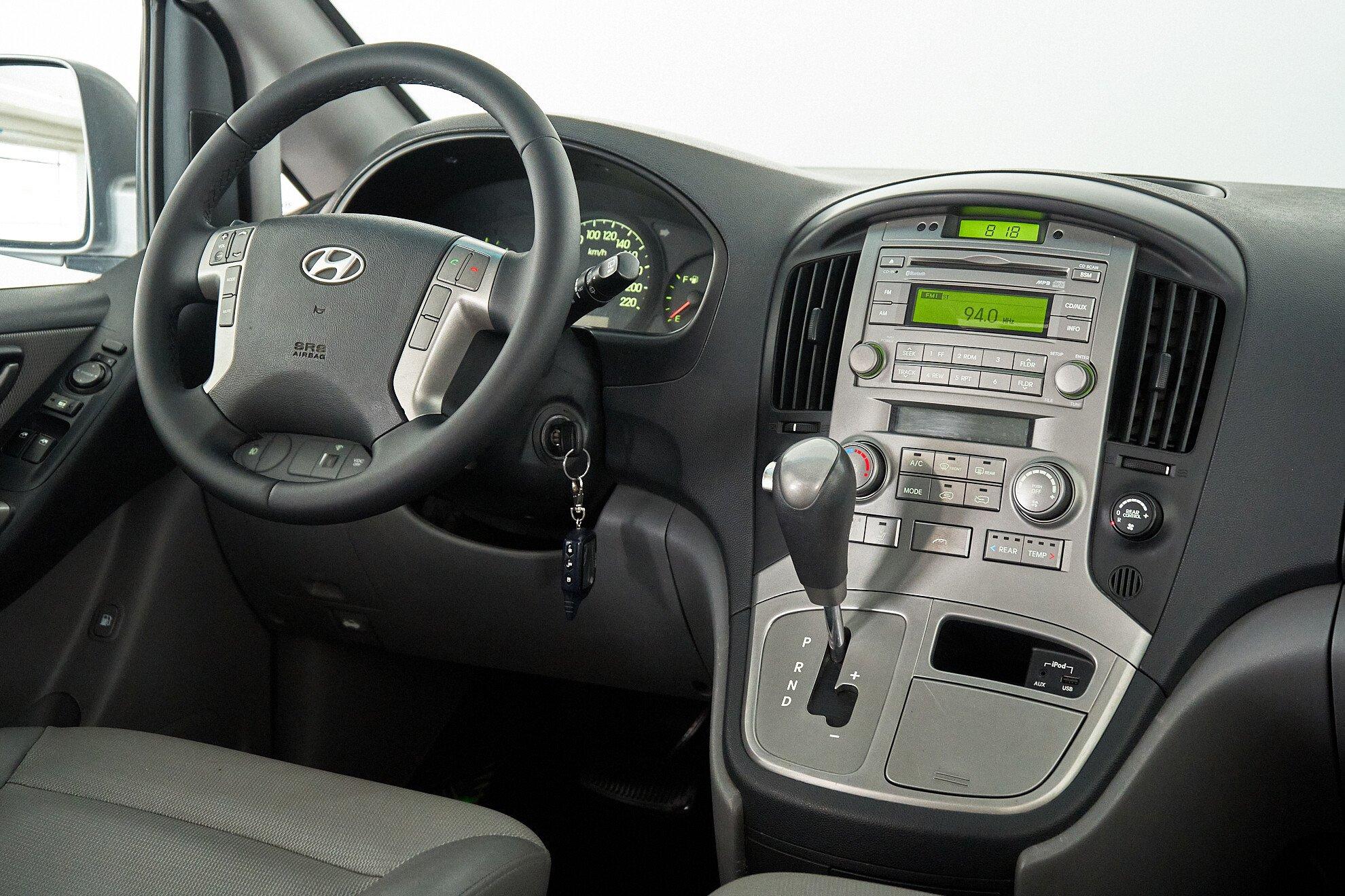 Hyundai Grand Starex 2012, серебряный