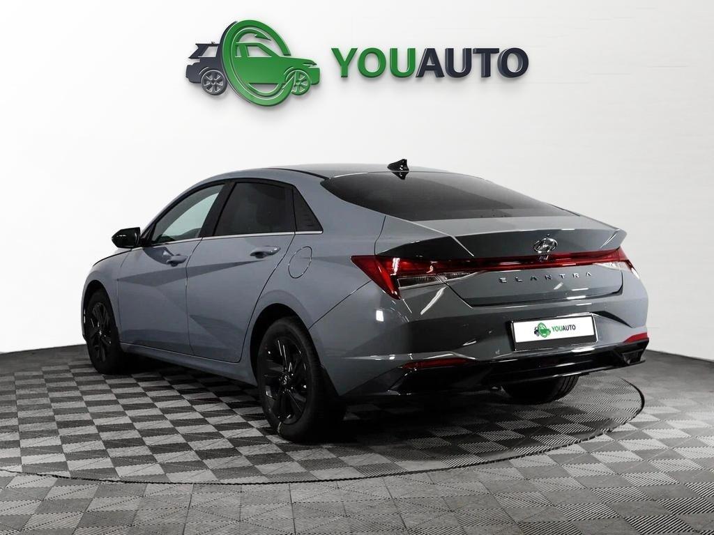 Hyundai Elantra 2022, серый