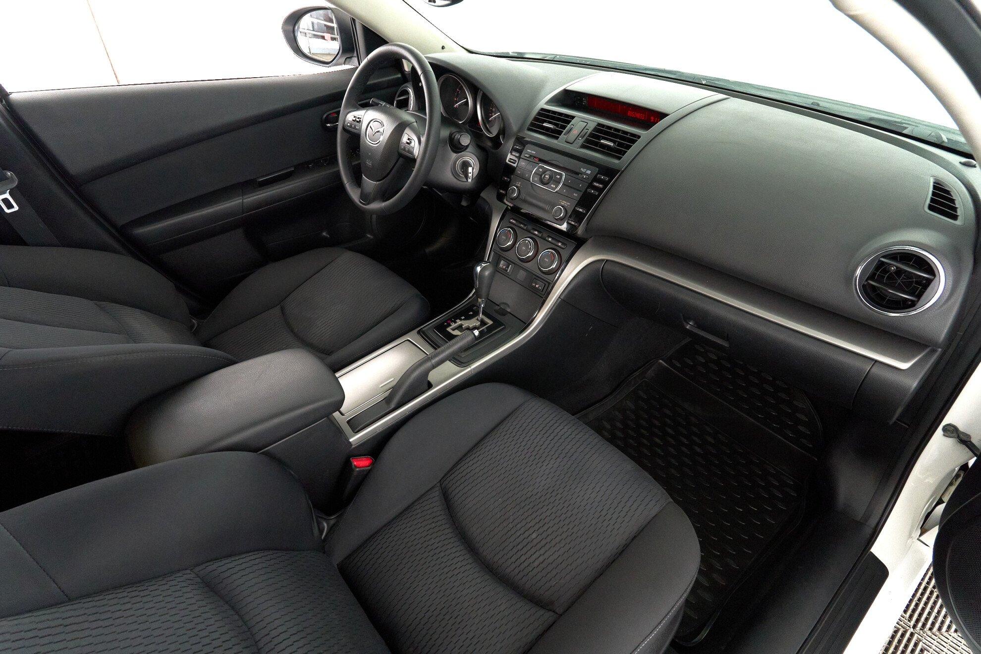 Mazda 6 2011, белый