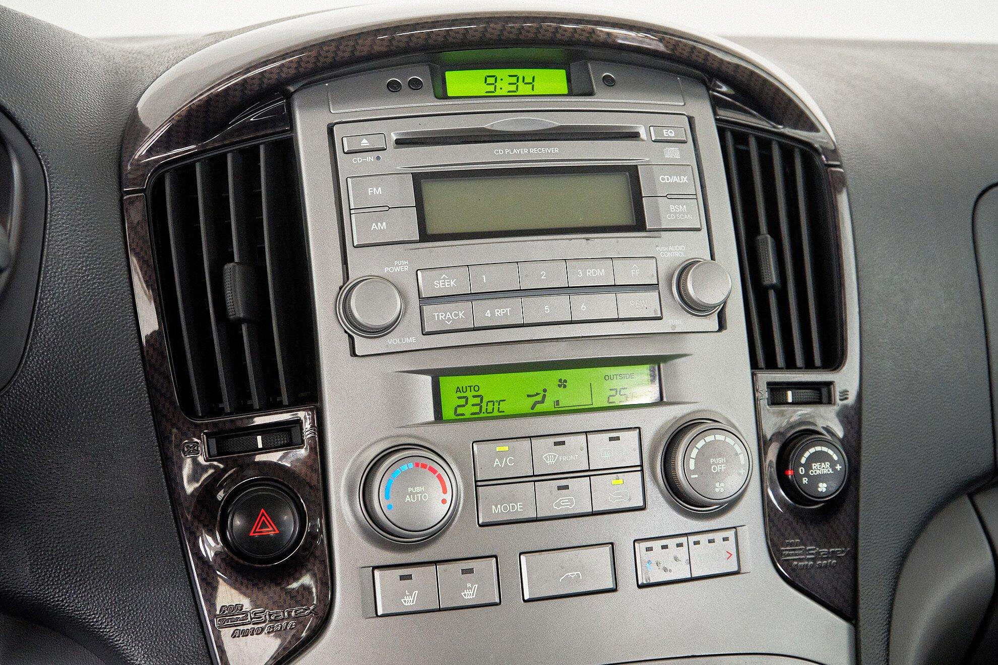 Hyundai Grand Starex 2012, серебряный