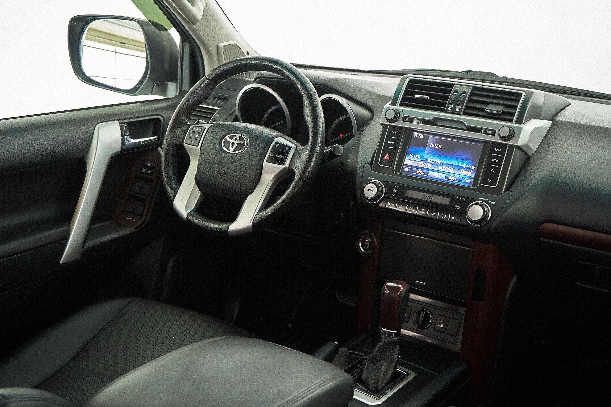 Toyota Land Cruiser Prado 2015, белый