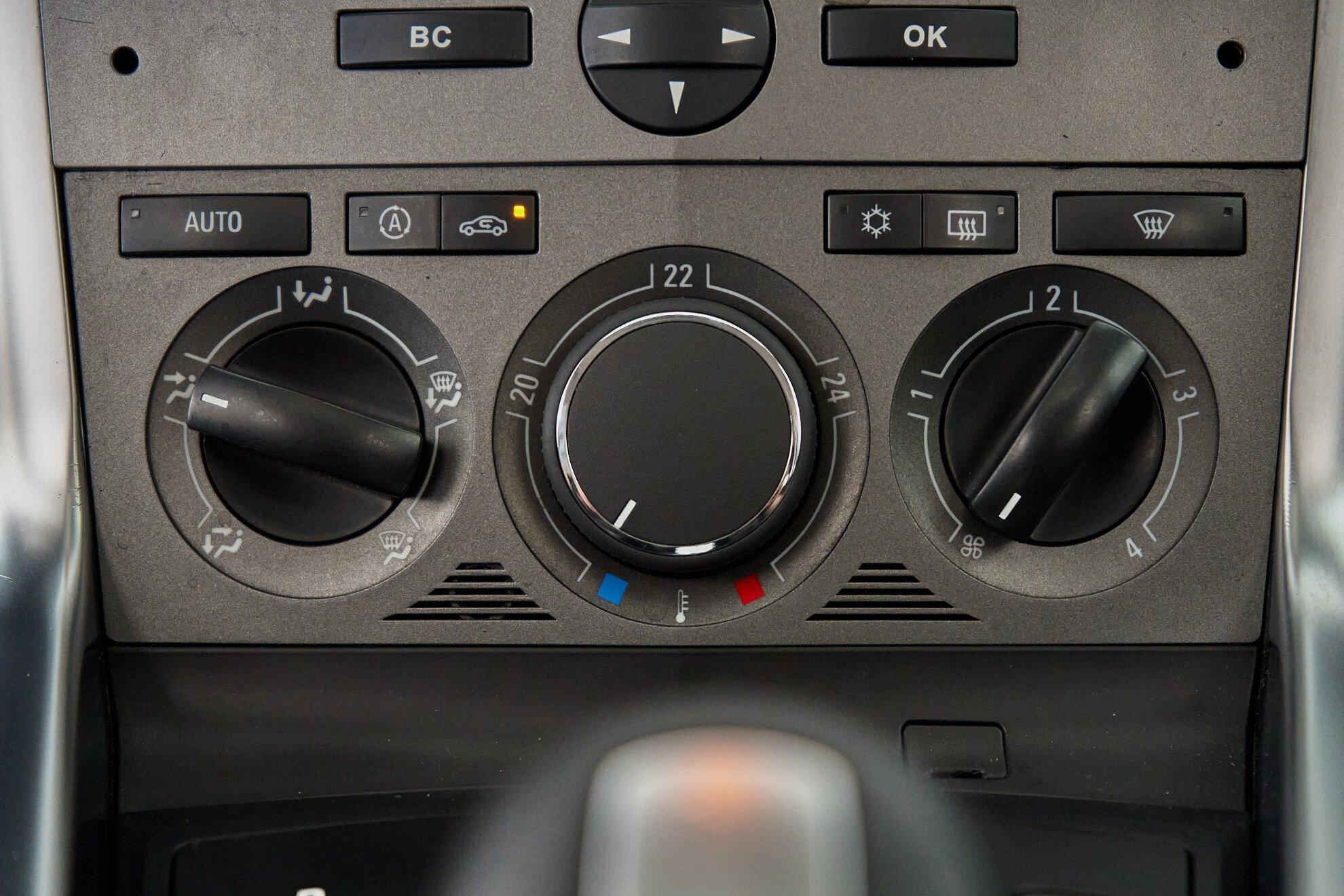 Opel Antara 2012, черный