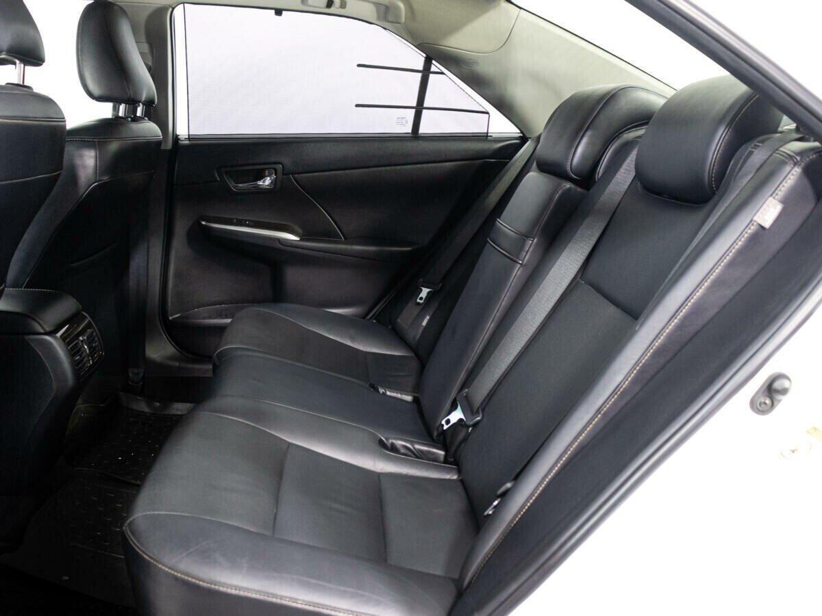 Toyota Camry 2018, белый