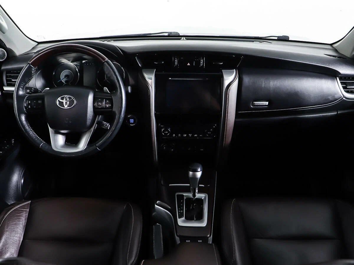 Toyota Fortuner 2016, серый