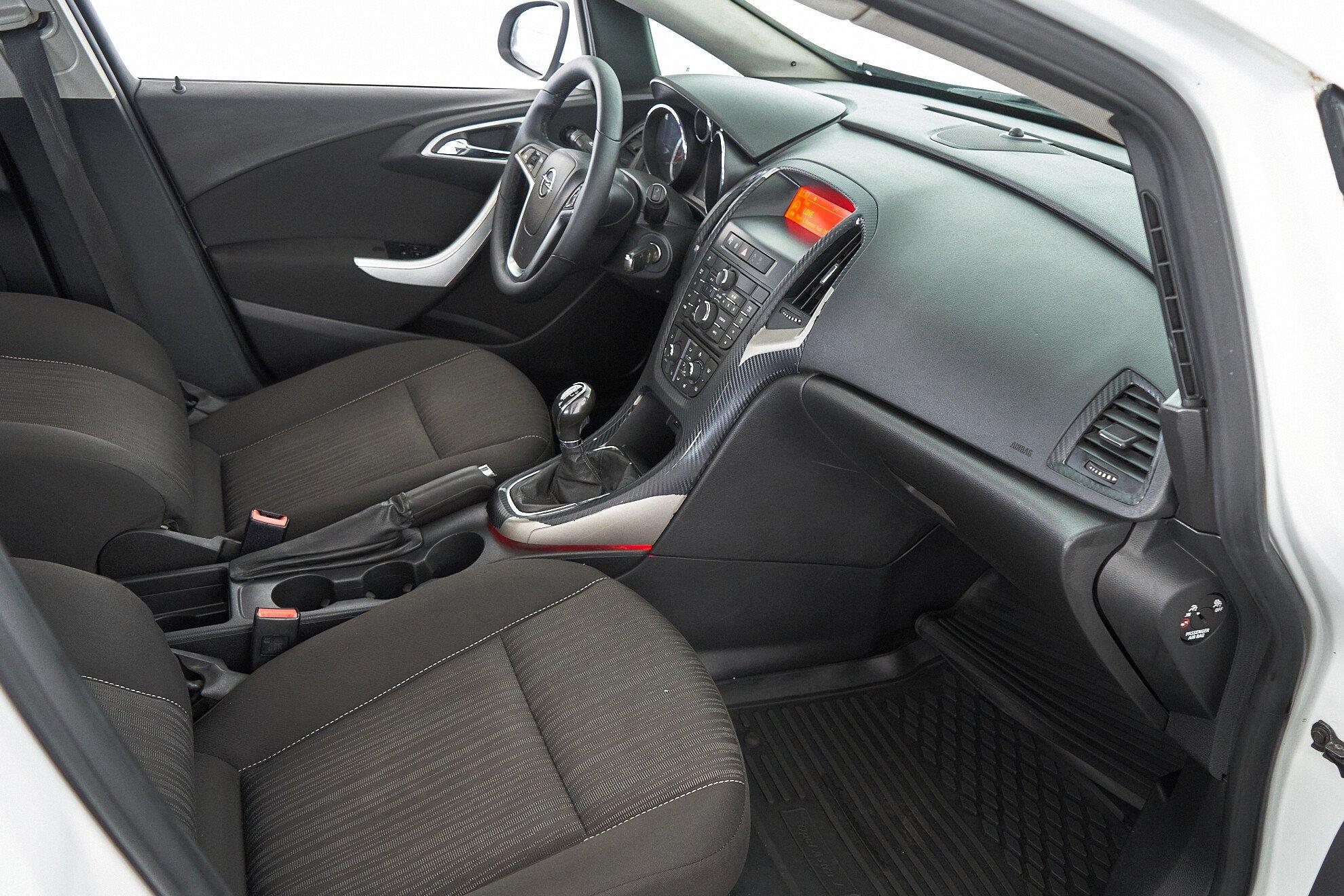 Opel Astra 2012, белый