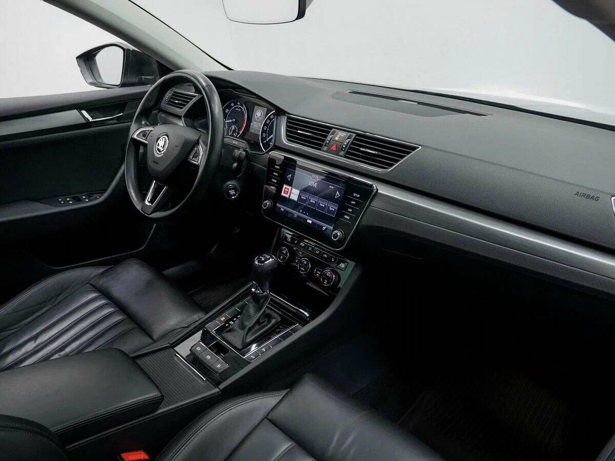 Skoda Superb 2018, зеленый