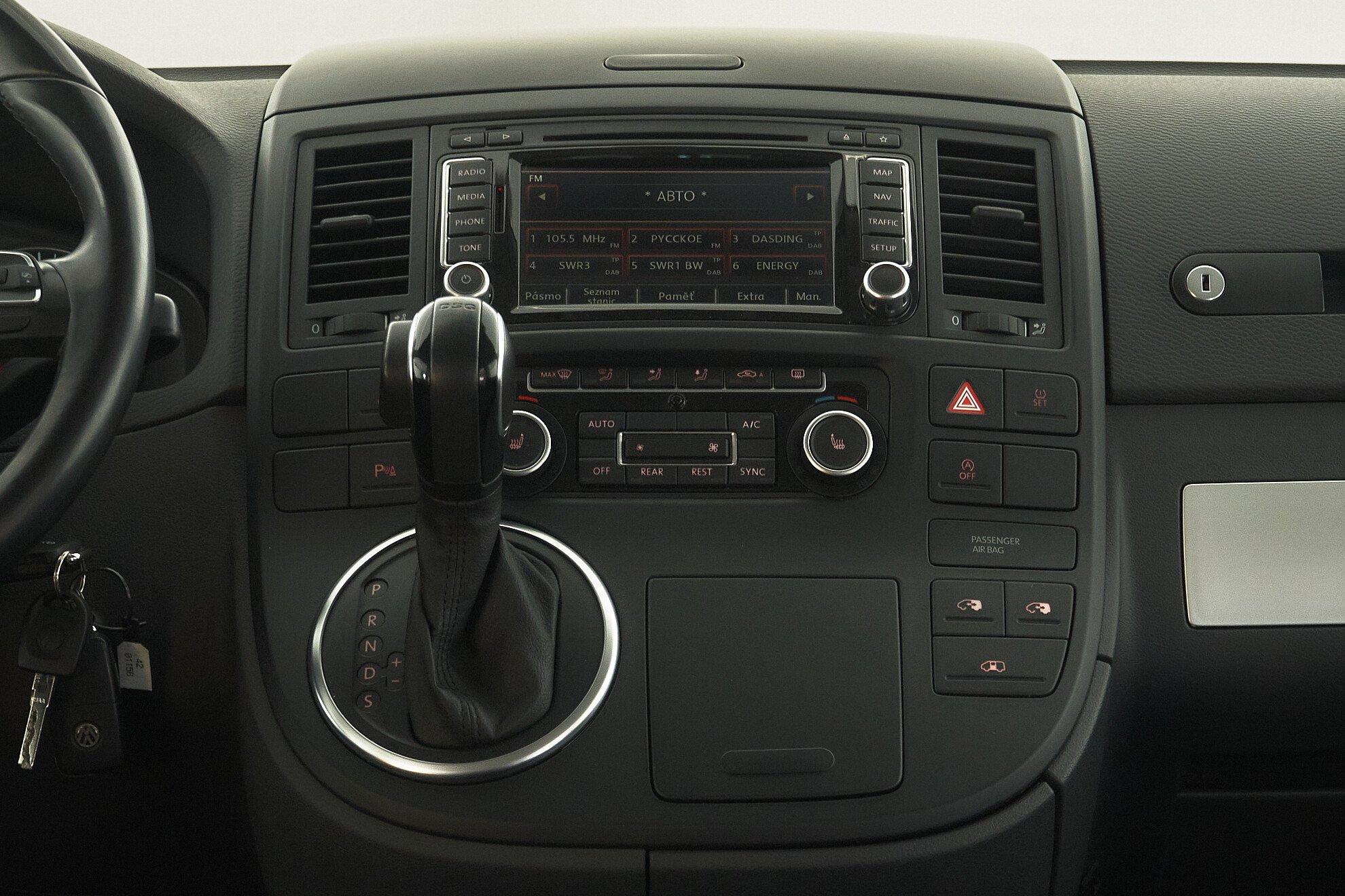 Volkswagen Multivan 2013, серебряный