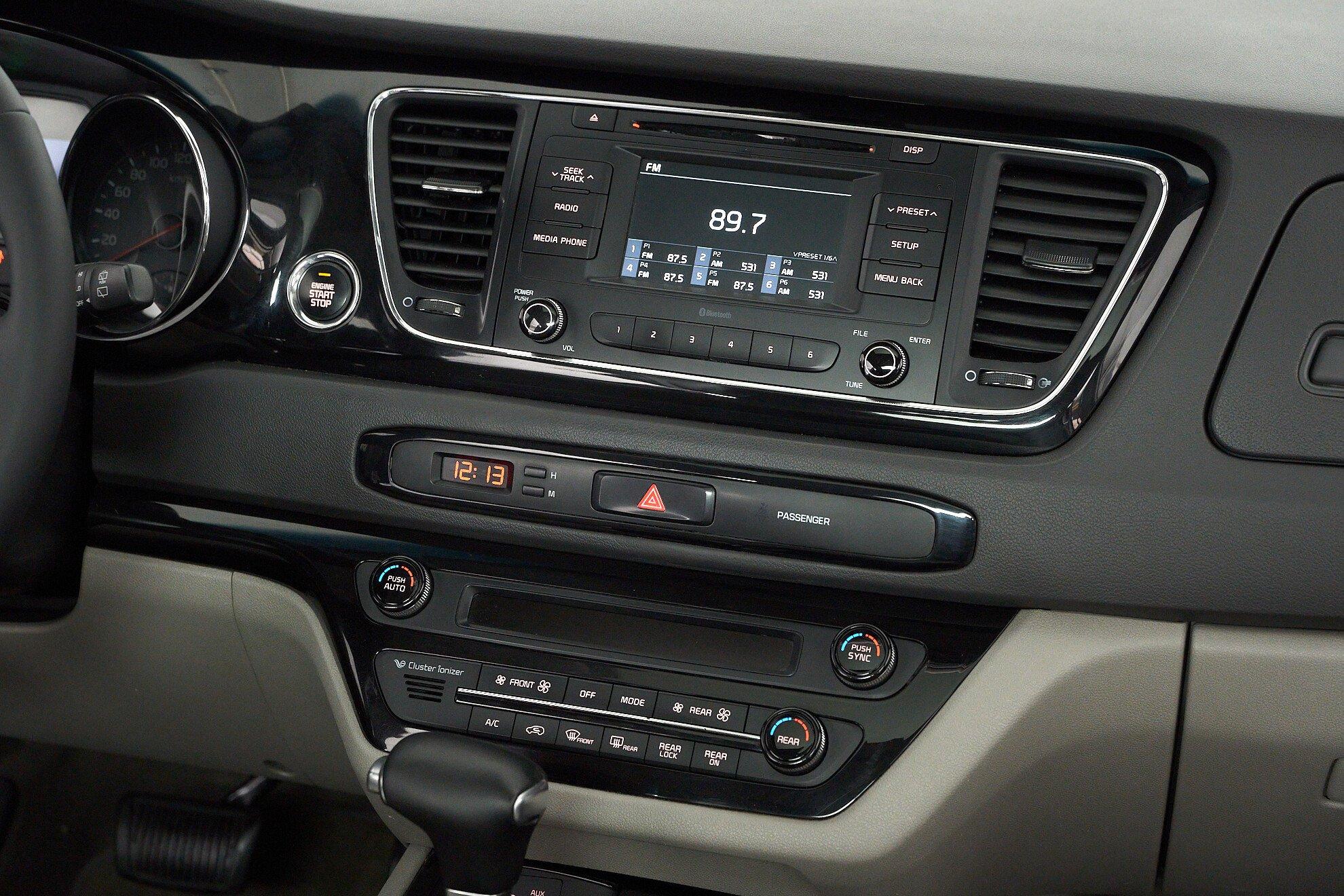 Kia Carnival 2016, белый