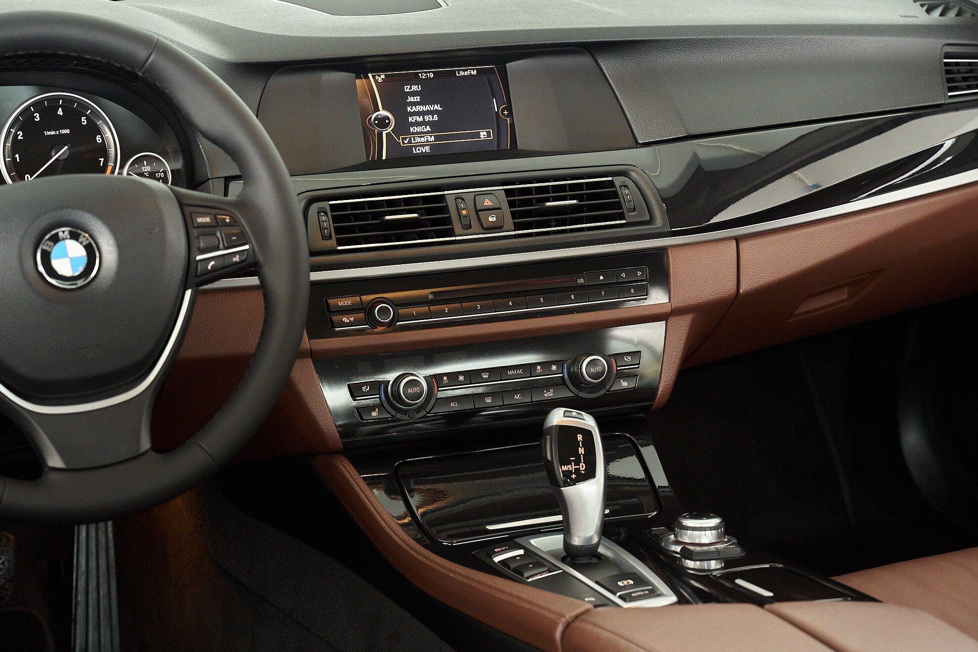 BMW 5 серии 2012, бежевый