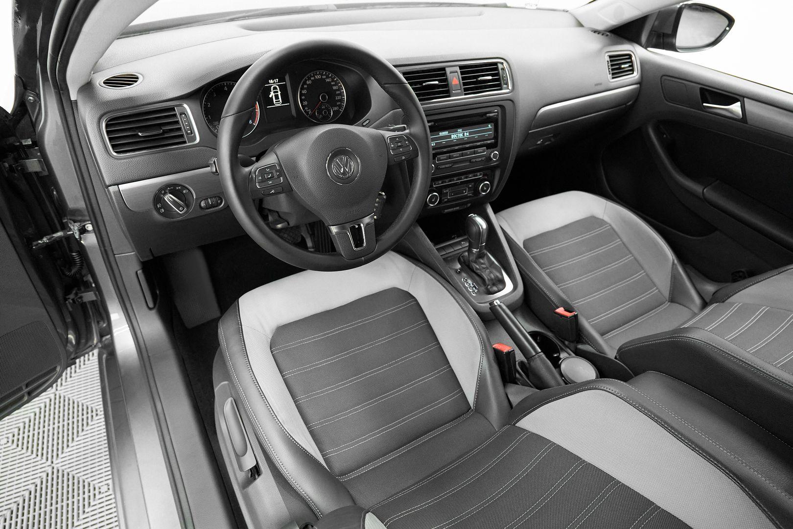 Volkswagen Jetta 2014, серый