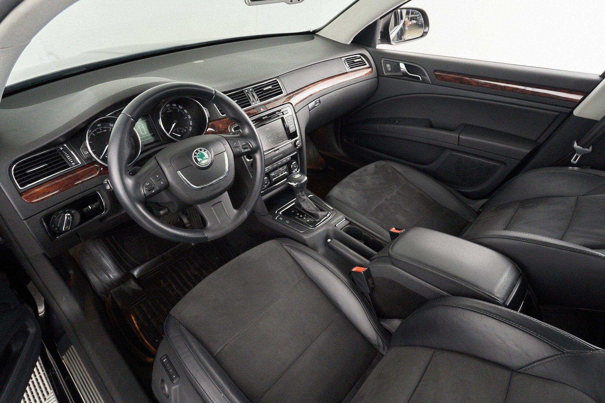 Skoda Superb 2011, черный