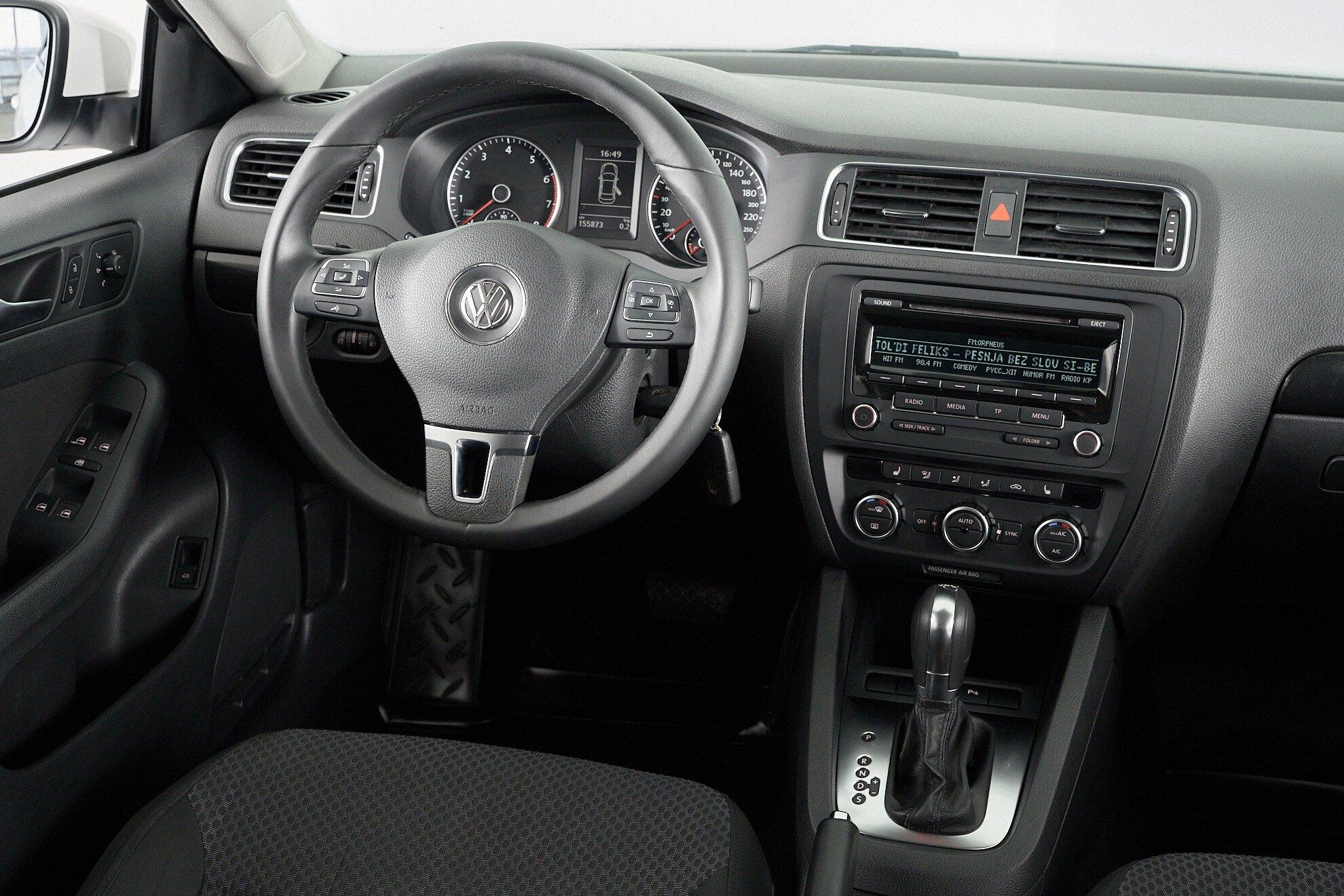 Volkswagen Jetta 2013, белый