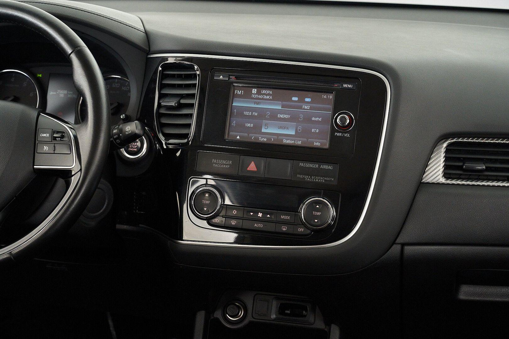 Mitsubishi Outlander 2017, белый
