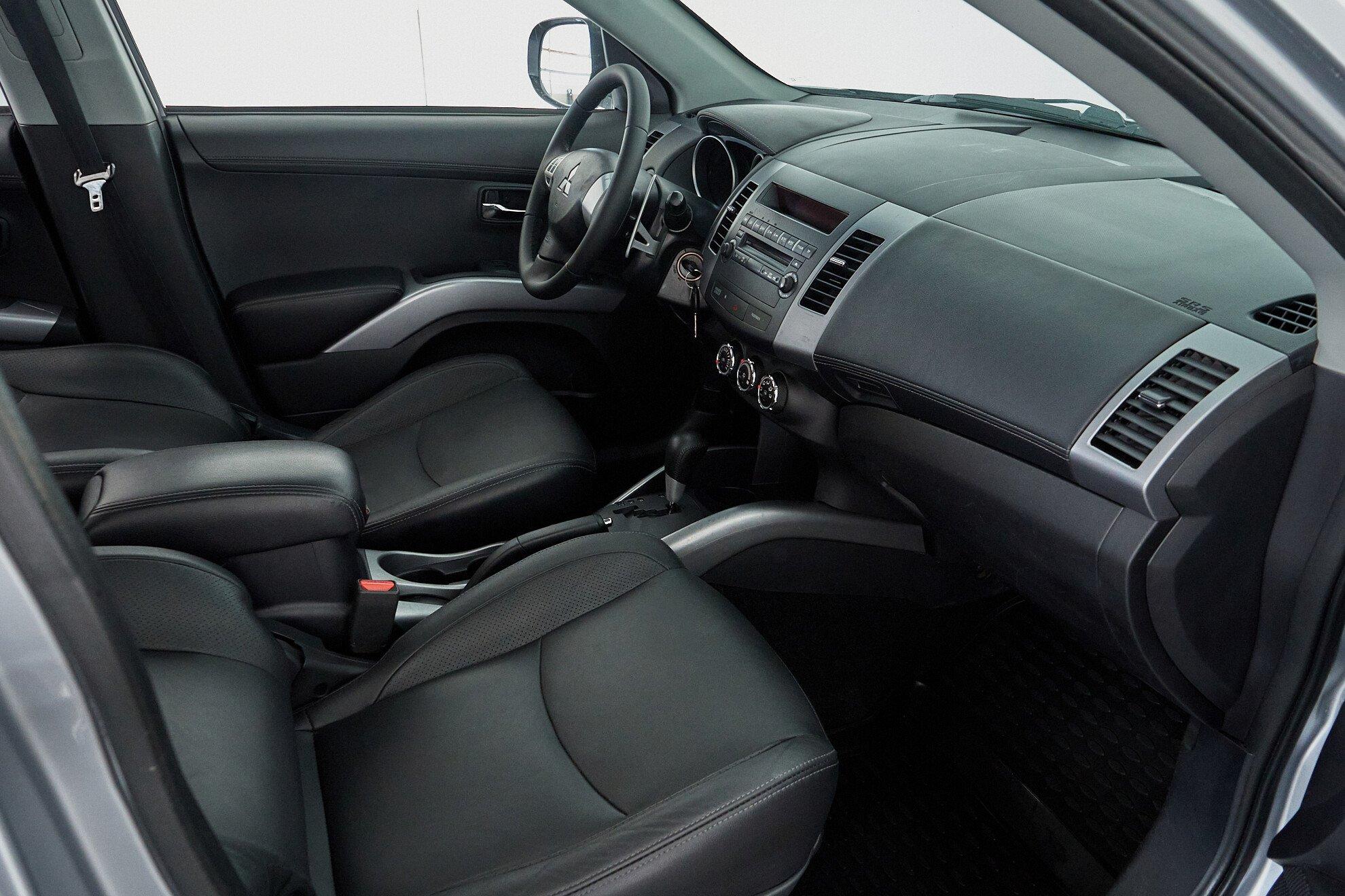 Mitsubishi Outlander 2010, серебряный