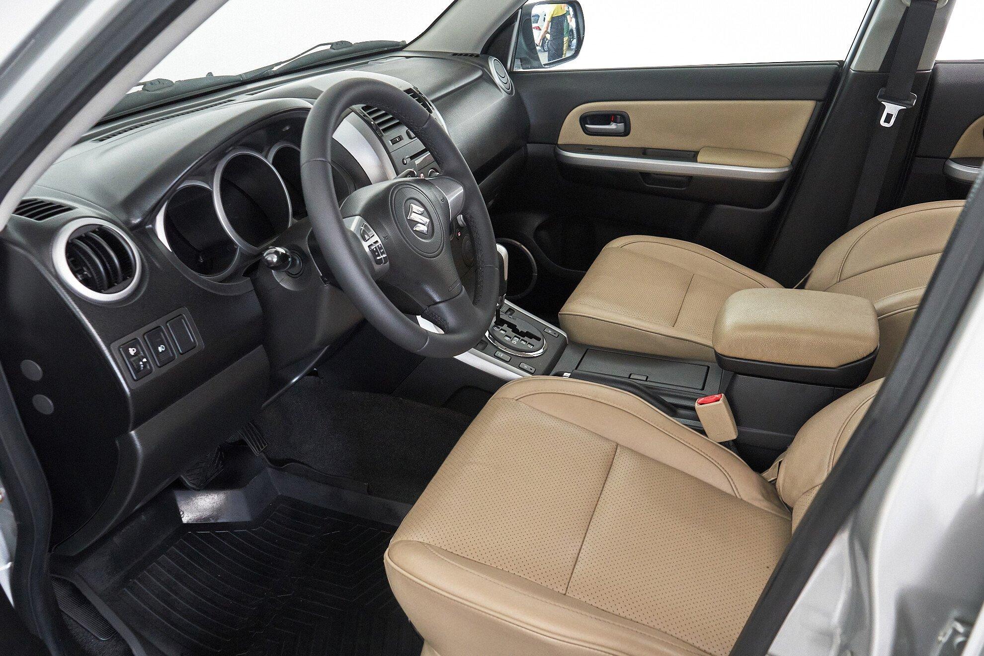 Suzuki Grand Vitara 2010, серебряный