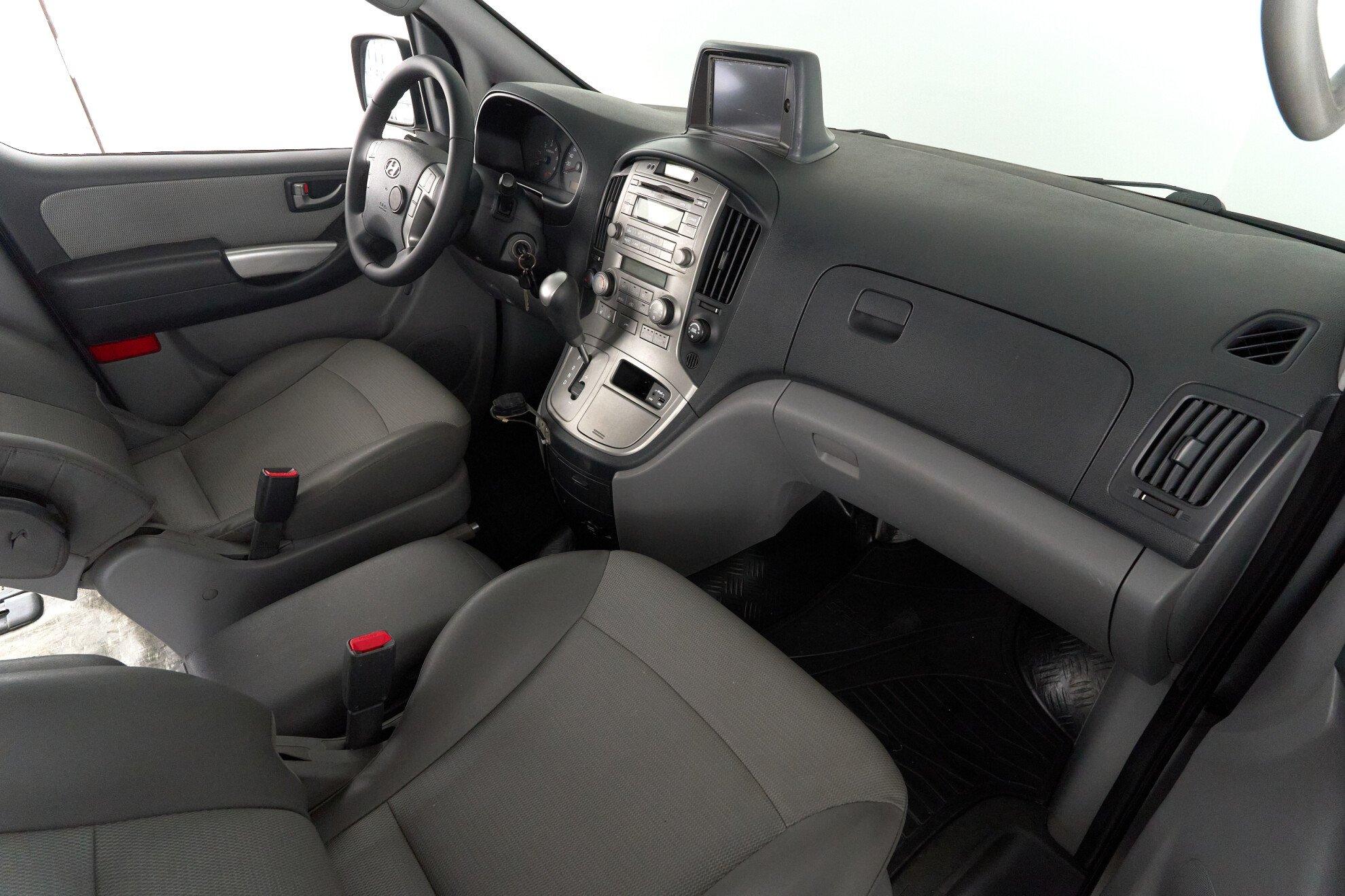 Hyundai Grand Starex 2012, серебряный