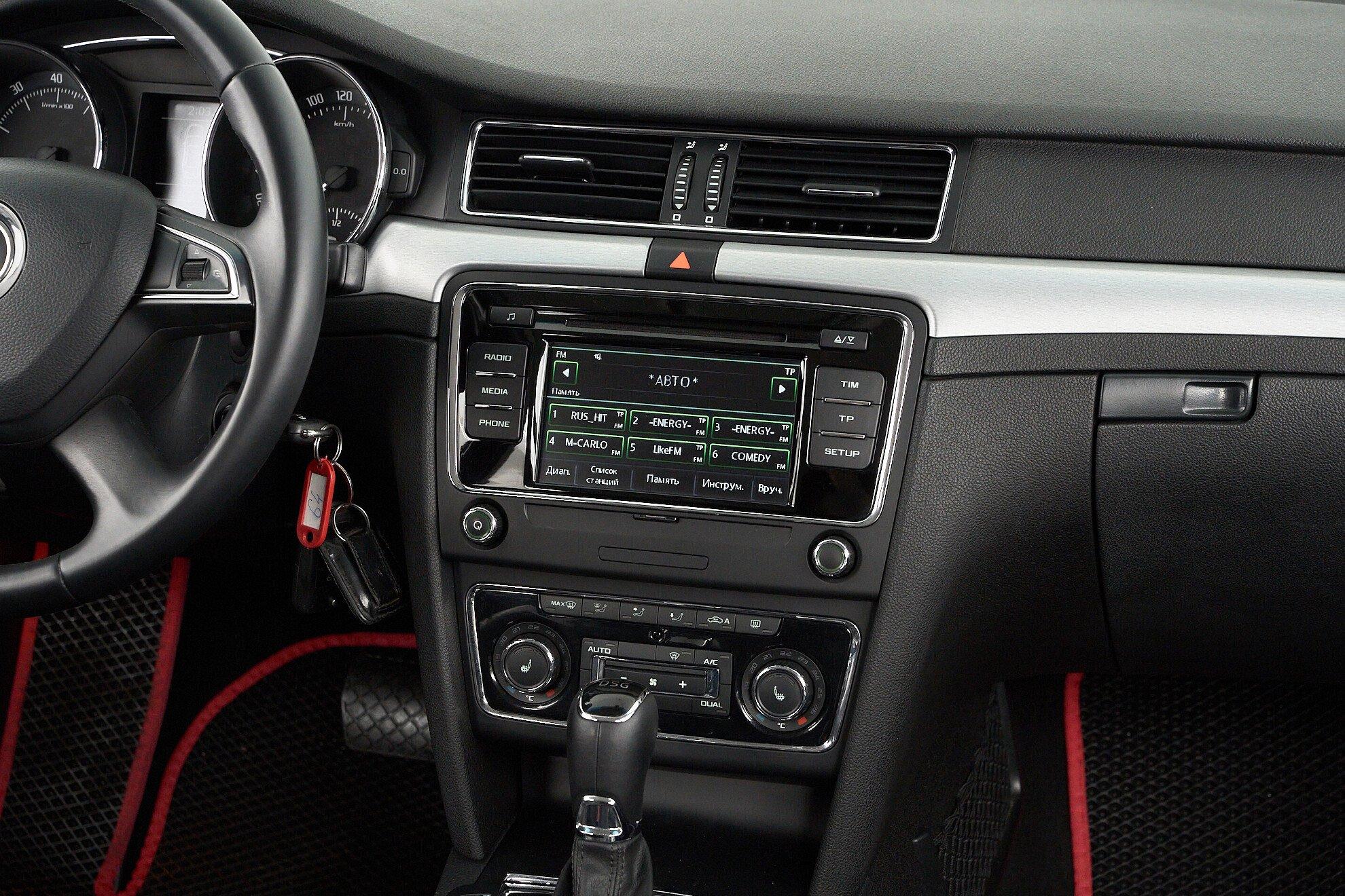 Skoda Superb 2015, черный