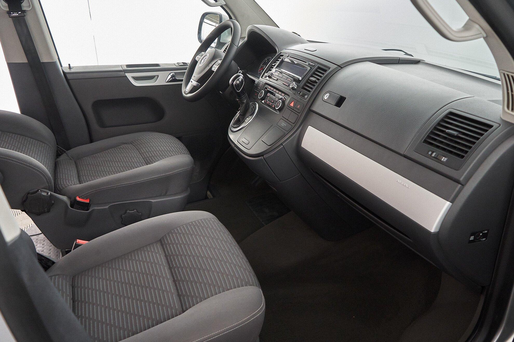 Volkswagen Multivan 2010, серебряный