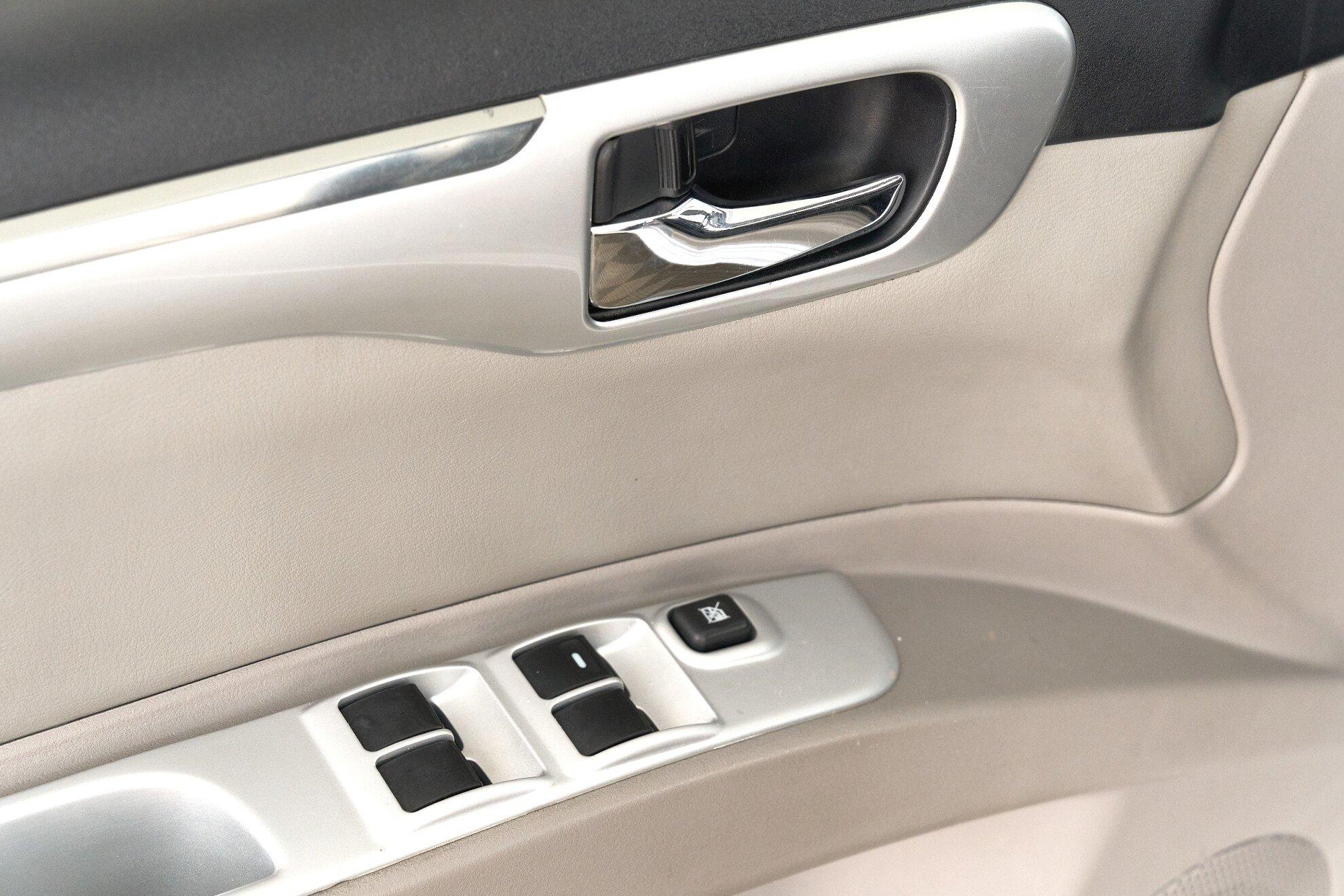 Mitsubishi Pajero Sport 2010, серебряный