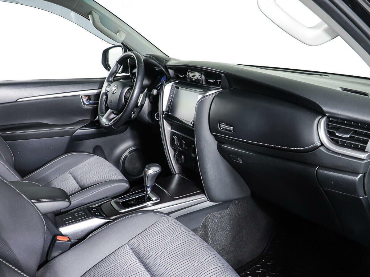Toyota Fortuner 2020, черный