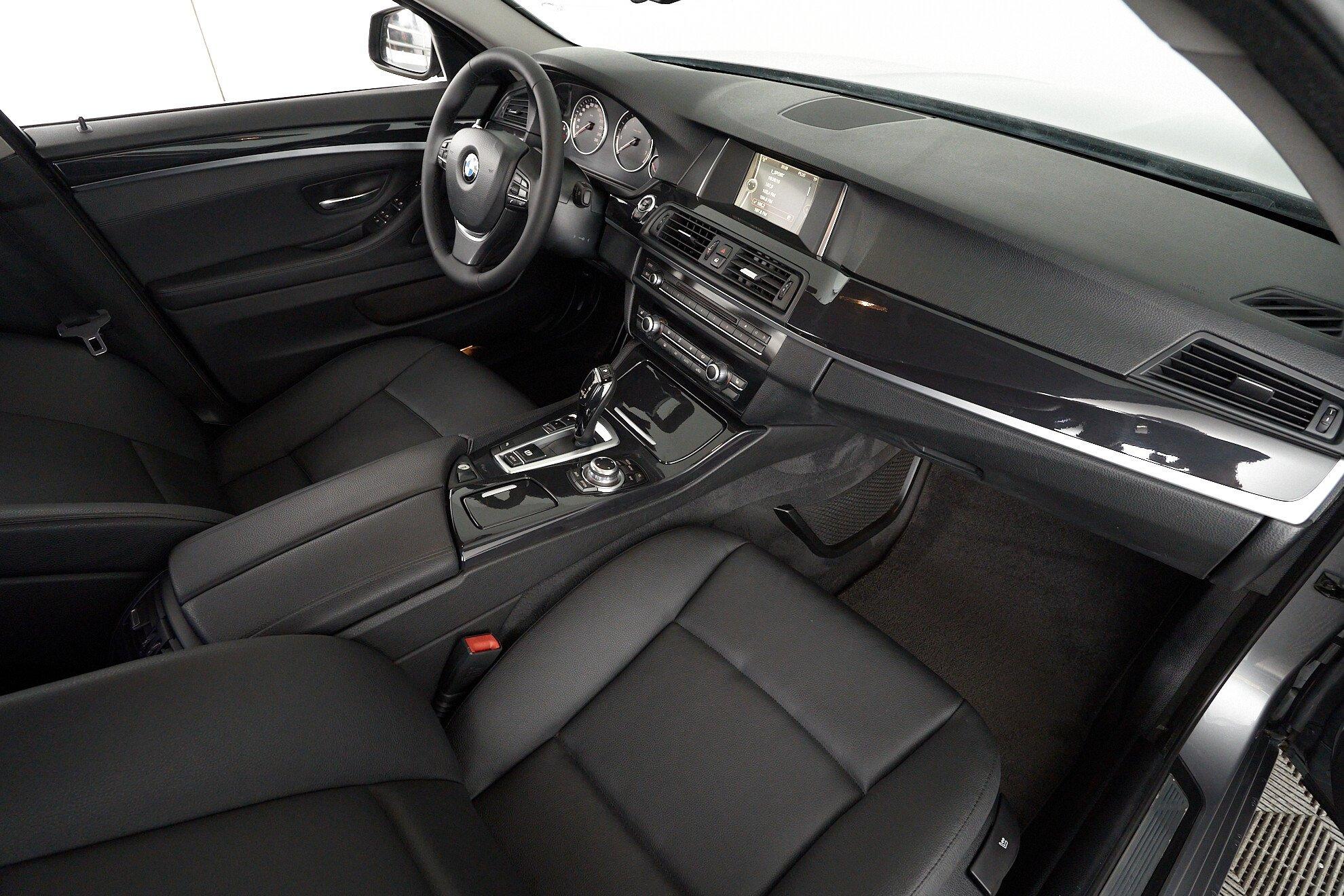 BMW 5 серии 2016, серый