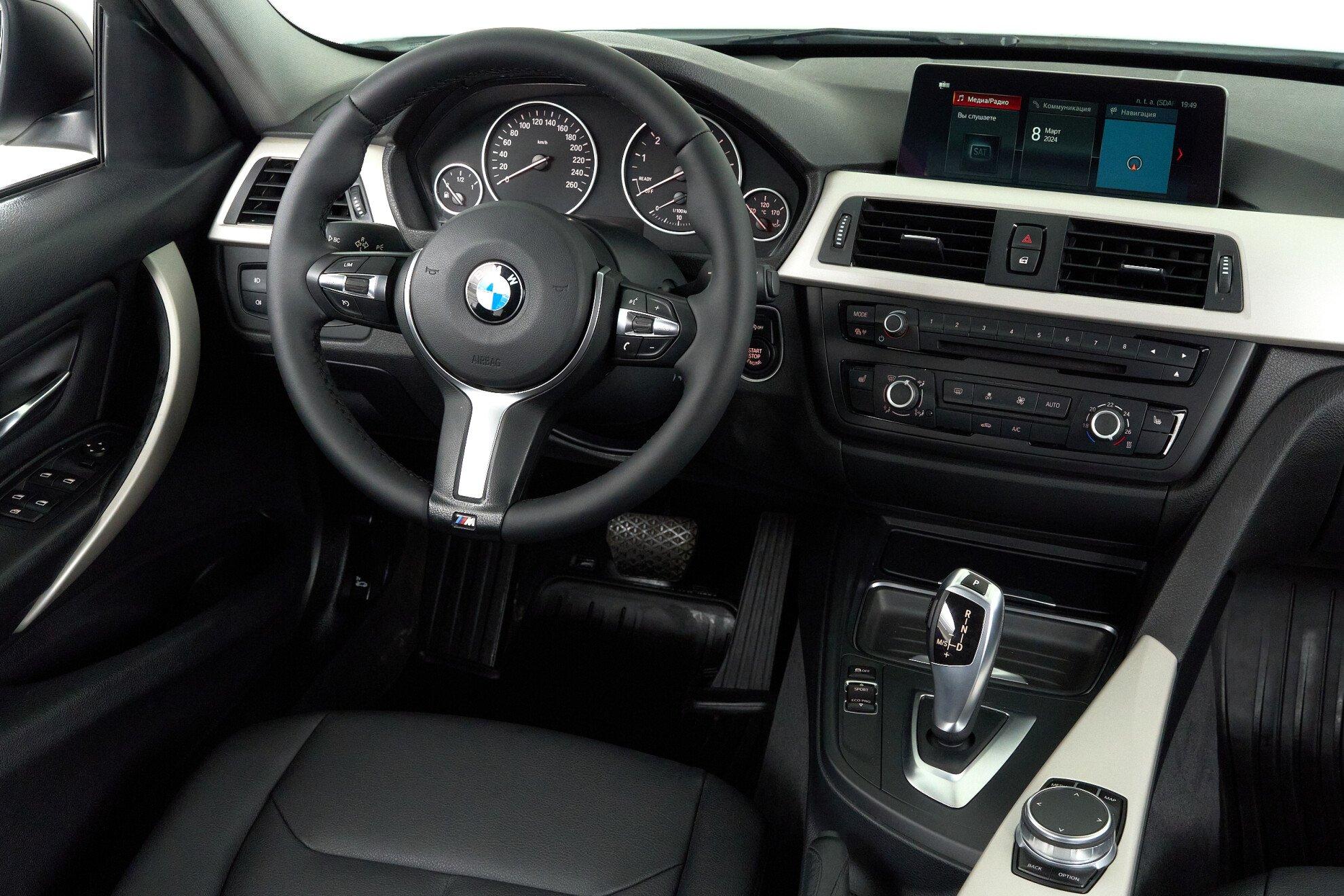 BMW 3 серии 2017, белый