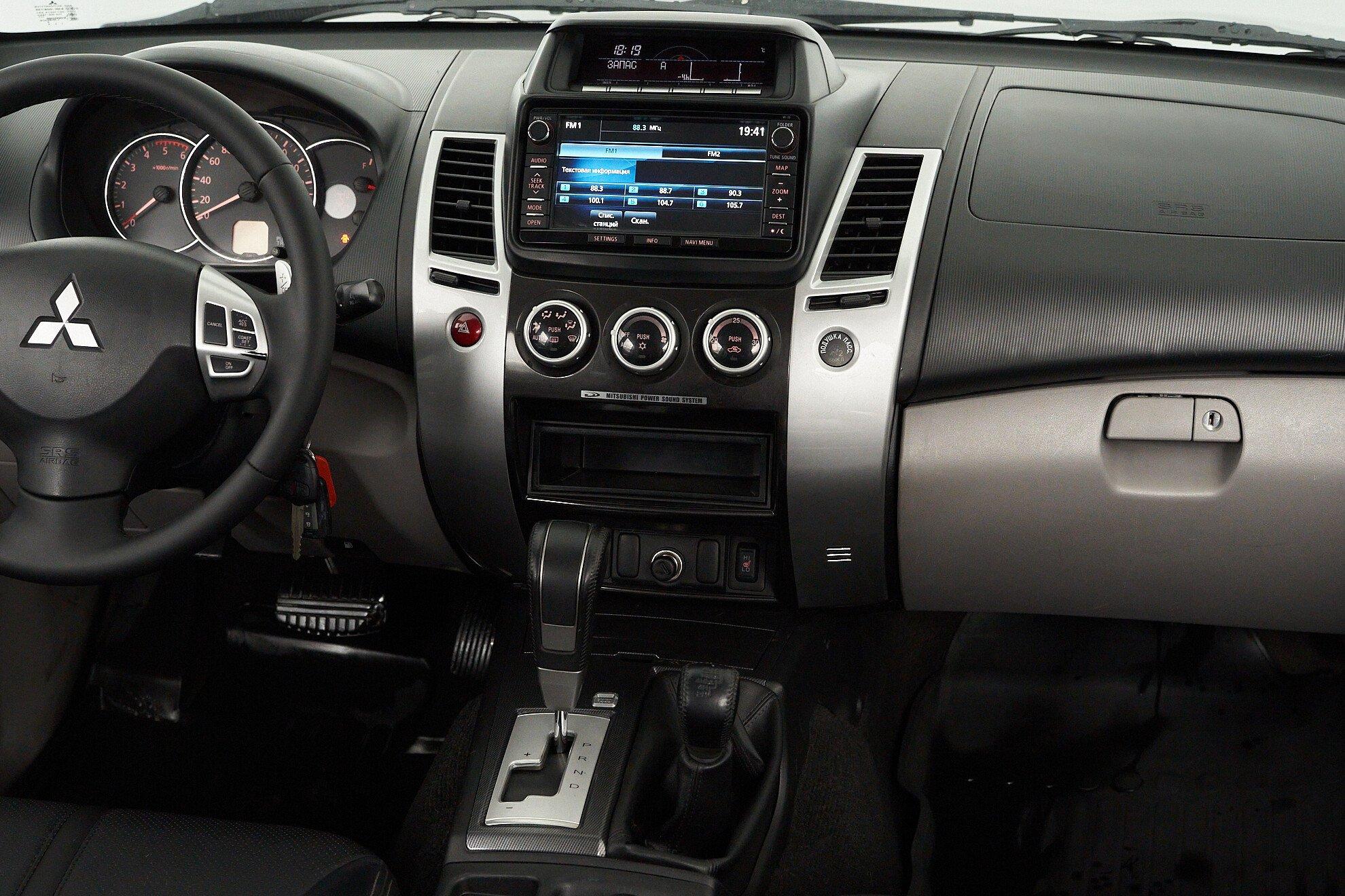 Mitsubishi Pajero Sport 2015, черный