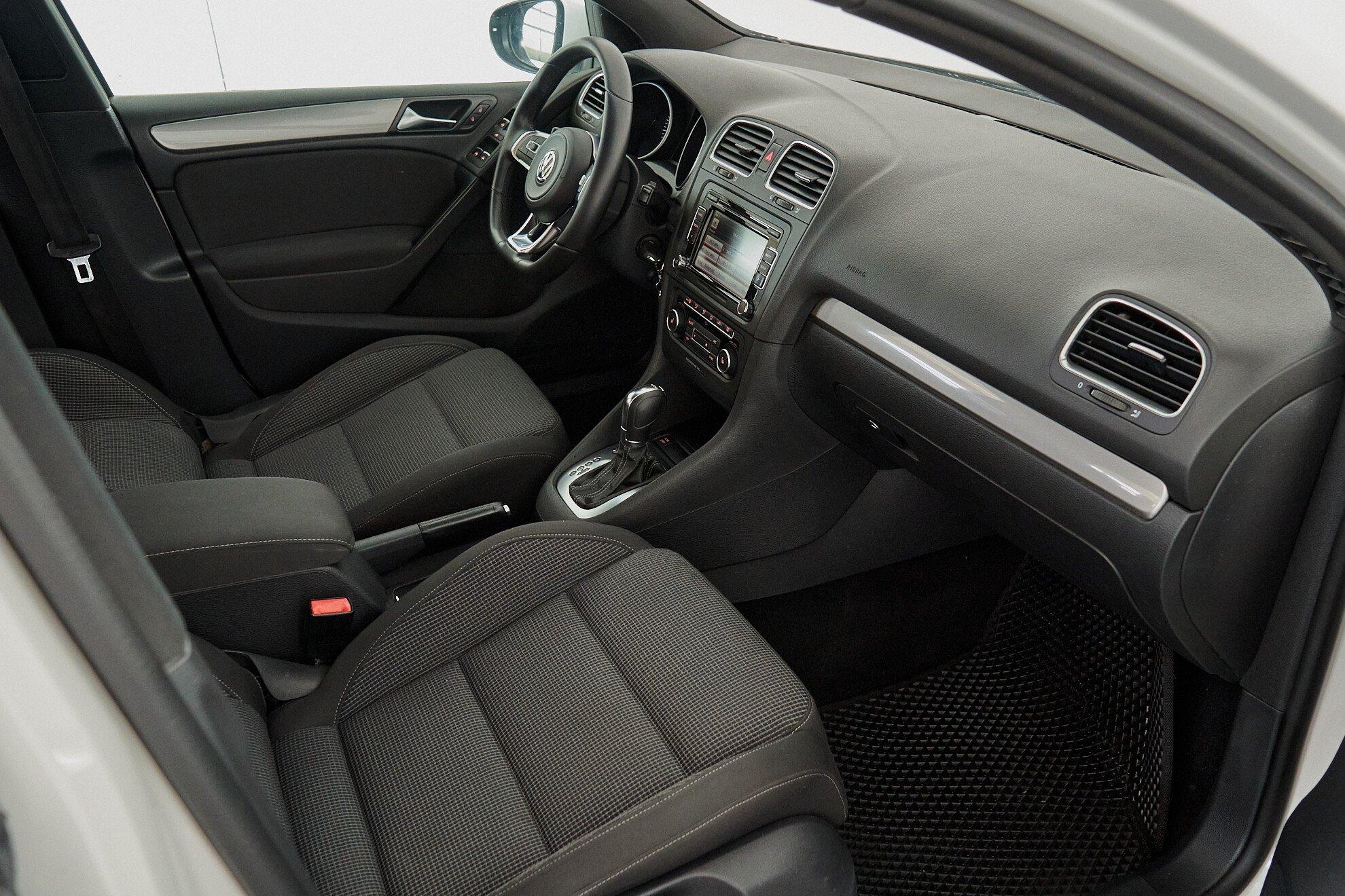 Volkswagen Golf 2012, белый