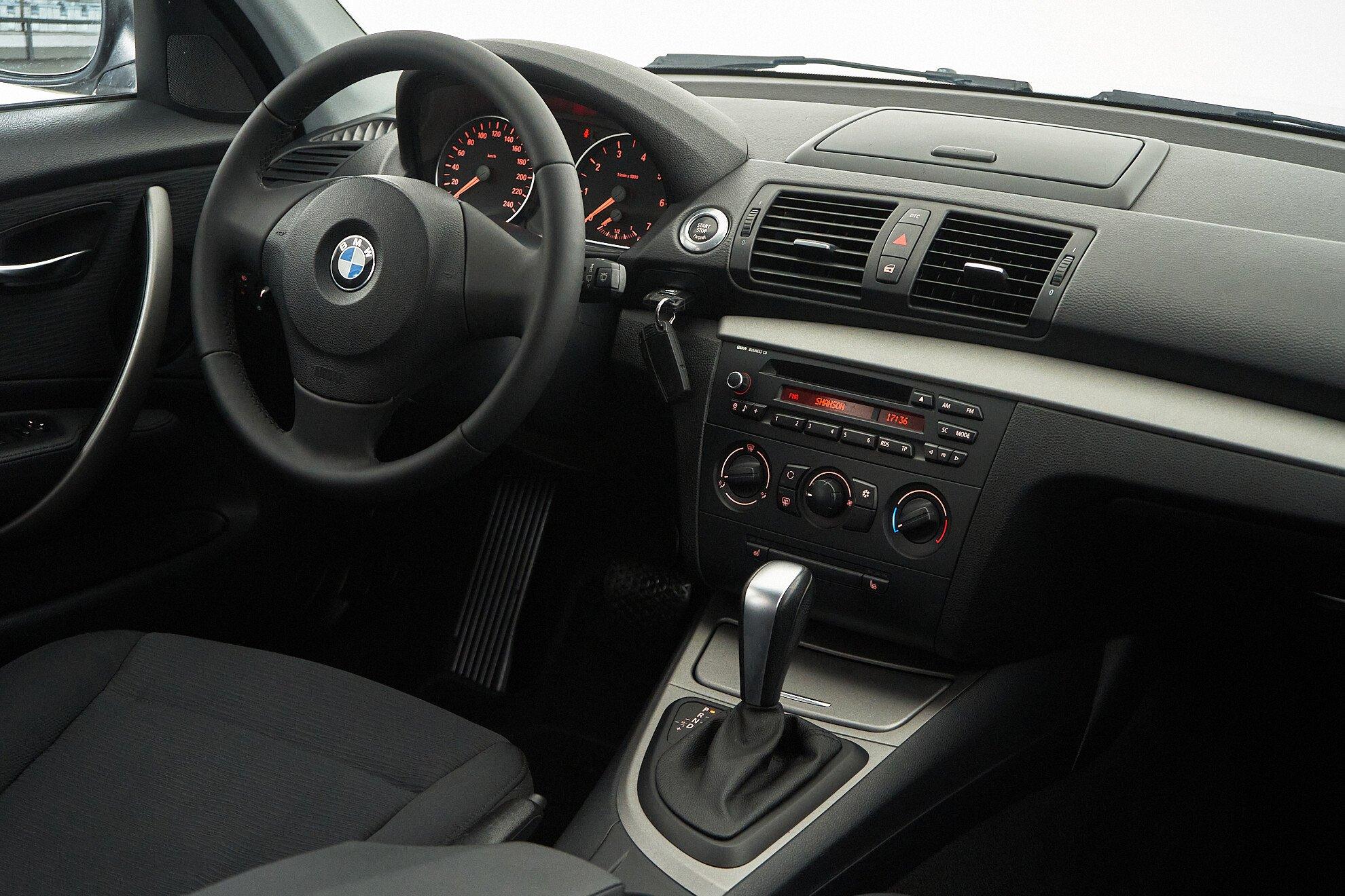 BMW 1 серии 2011, белый