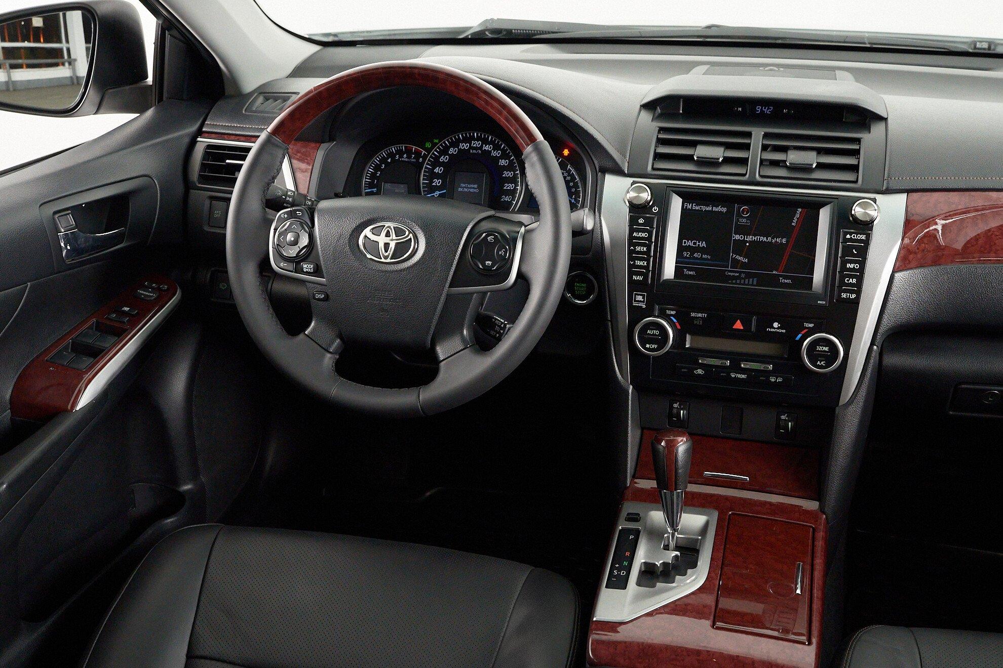 Toyota Camry 2012, белый